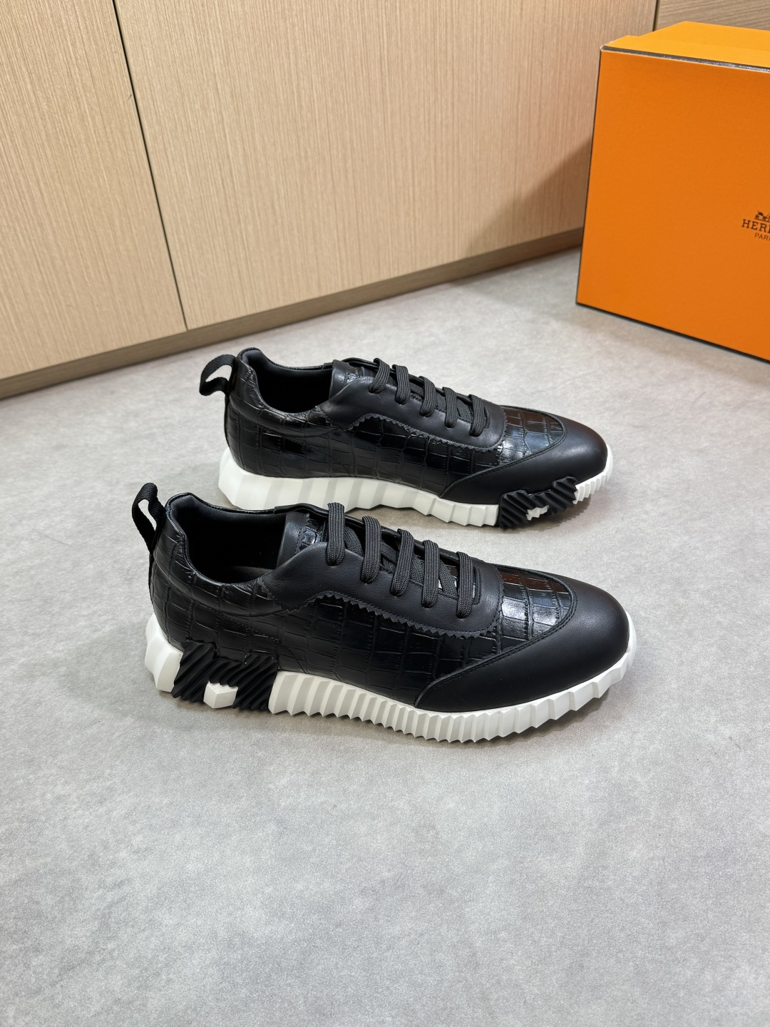 NO:356841,【HERMES】HERMES - High-end quality Original single · Casual sports shoes - Upper Napa calfskin, stone pattern cowhide, tongue. Air compressor brand logo, heel brand webbing - Inner water dye cowhide - Outsole ultra-light TPU foaming· Rubber combination molding two-color outsole - Ultra-high quality control· Fine workmanship highlighted (high-end, noble, grade) -Size 38-44 (45, 46, 47, can be customized)·H0183,, hermes, hermes, sneakers, cowhide19860909【 HERMES】爱马仕 -高端品质 原单·休闲运动鞋 -鞋面纳帕小牛皮、石头纹牛皮、鞋舌.空压品牌logo、后跟品牌织带 -内里水染牛皮 -大底超轻TPU发泡·橡胶组合成型双色大底 -超高品控·做工精细凸显(高端·贵气·档次) -Size 38-44（45,46,47,可订做)·H0183,,hermes,hermes,sneakers,cowhide,Men's shoes