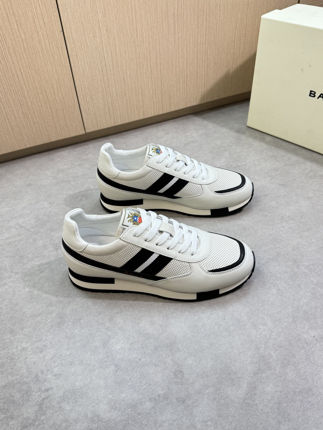 NO:356022,【BALLY】Barley - High-end quality Original single casual sports shoes - Imported lyre-patterned calfskin, punched calfskin, tongue brand cloth, shoe body brand webbing, heel air compressor brand totem - Inner water dyed cowhide - Outsole ultra-light multi-color wear-resistant velvet TPR rubber; Combined molding outsole - Ultra-high quality control, fine workmanship highlighted (high-end, noble, grade) -Size 39-44 (38,45, custom made)·B5977,,bally,sneakers,cowhide19860909【 BALLY】巴利 -高端品质 原单·休闲运动鞋 -鞋面进口荔纹小牛皮、打孔小牛皮、鞋舌品牌布标、鞋身品牌织带、后跟空压品牌图腾 -内里水染牛皮 -大底超轻多色耐磨绒·TPR橡胶；组合成型大底 -超高品控·做工精细凸显(高端·贵气·档次) -Size 39-44（38,45,可订做)·B5977,,bally,sneakers,cowhide,Men's shoes