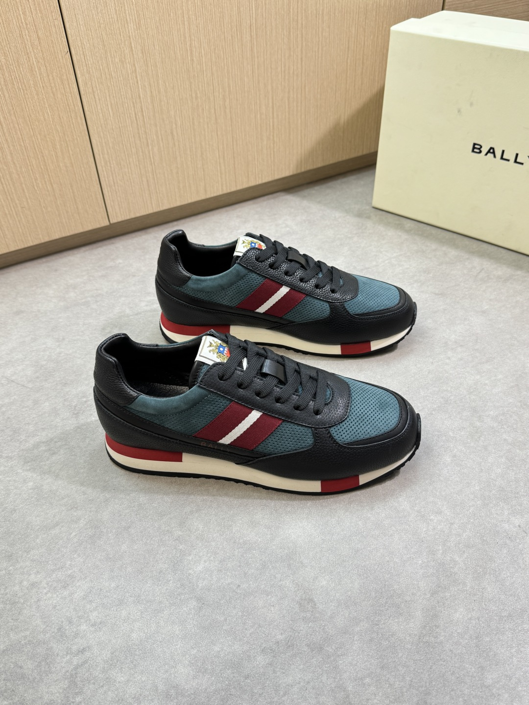 NO:356039,【BALLY】Barley - High-end quality Original single casual sports shoes - Imported lyre-patterned calfskin, punched matte calfskin, tongue brand cloth, shoe body brand webbing, heel air compressor brand totem - Inner water dyed cowhide - Outsole ultra-light multi-color wear-resistant velvet TPR rubber; Combined molding outsole - Ultra-high quality control, fine workmanship highlighted (high-end, noble, grade) -Size 39-44 (38,45, custom made)·B5977,,bally,sneakers,cowhide19860909【 BALLY】巴利 -高端品质 原单·休闲运动鞋 -鞋面进口荔纹小牛皮、打孔磨砂小牛皮、鞋舌品牌布标、鞋身品牌织带、后跟空压品牌图腾 -内里水染牛皮 -大底超轻多色耐磨绒·TPR橡胶；组合成型大底 -超高品控·做工精细凸显(高端·贵气·档次) -Size 39-44（38,45,可订做)·B5977,,bally,sneakers,cowhide,Men's shoes