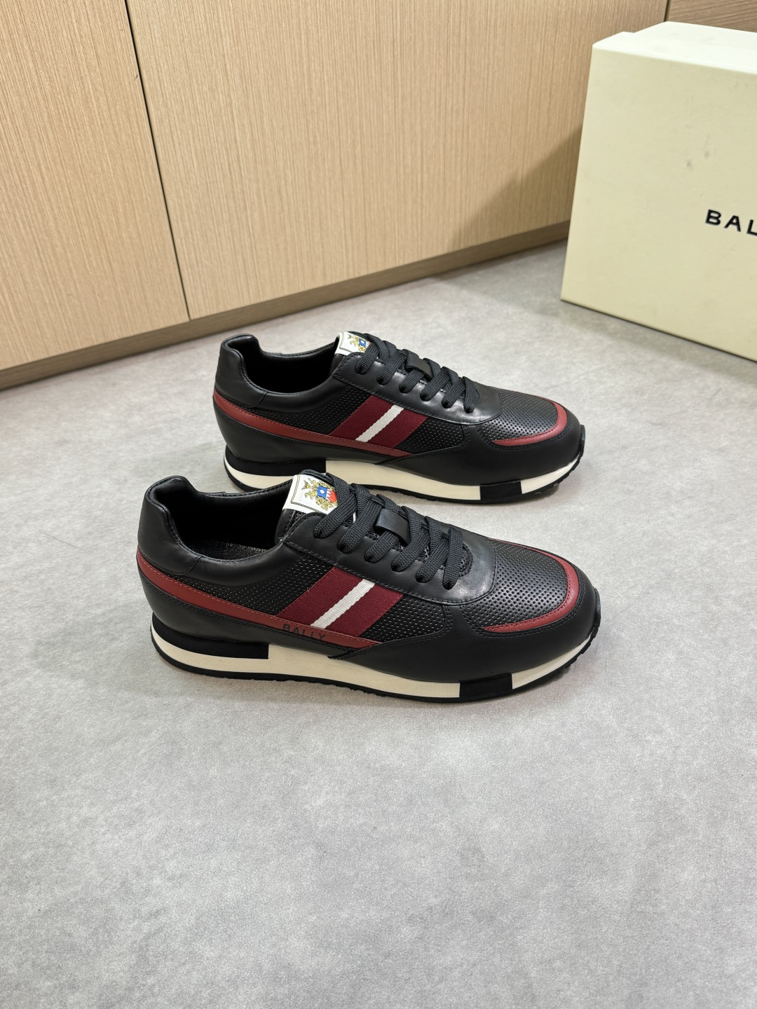NO:356054,【BALLY】Barley - High-end quality Original single casual sports shoes - Imported lyre-patterned calfskin, punched calfskin, tongue brand cloth, shoe body brand webbing, heel air compressor brand totem - Inner water dyed cowhide - Outsole ultra-light multi-color wear-resistant velvet TPR rubber; Combined molding outsole - Ultra-high quality control, fine workmanship highlighted (high-end, noble, grade) -Size 39-44 (38,45, custom made)·B5977,,bally,sneakers,cowhide19860909【 BALLY】巴利 -高端品质 原单·休闲运动鞋 -鞋面进口荔纹小牛皮、打孔小牛皮、鞋舌品牌布标、鞋身品牌织带、后跟空压品牌图腾 -内里水染牛皮 -大底超轻多色耐磨绒·TPR橡胶；组合成型大底 -超高品控·做工精细凸显(高端·贵气·档次) -Size 39-44（38,45,可订做)·B5977,,bally,sneakers,cowhide,Men's shoes