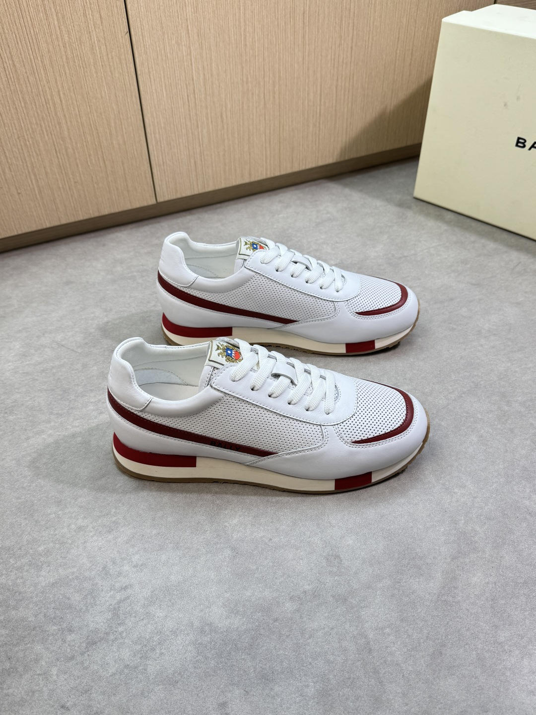 NO:356070,【BALLY】Barry - High-end quality Original single casual sports shoes - Imported upper Napa calfskin, punched calfskin, tongue brand cloth, shoe body brand webbing, heel air compressor brand totem - Inner water dyed cowhide - Outsole ultra-light multi-color wear-resistant velvet TPR rubber; Combined molding outsole - Ultra-high quality control · fine workmanship highlighted (high-end · noble · grade) -Size 39-44 (38, 45, custom made)·B5977,,bally,sneakers,cowhide19860909【 BALLY】巴利 -高端品质 原单·休闲运动鞋 -鞋面进口纳帕小牛皮、打孔小牛皮、鞋舌品牌布标、鞋身品牌织带、后跟空压品牌图腾 -内里水染牛皮 -大底超轻多色耐磨绒·TPR橡胶；组合成型大底 -超高品控·做工精细凸显(高端·贵气·档次) -Size 39-44（38,45,可订做)·B5977,,bally,sneakers,cowhide,Men's shoes