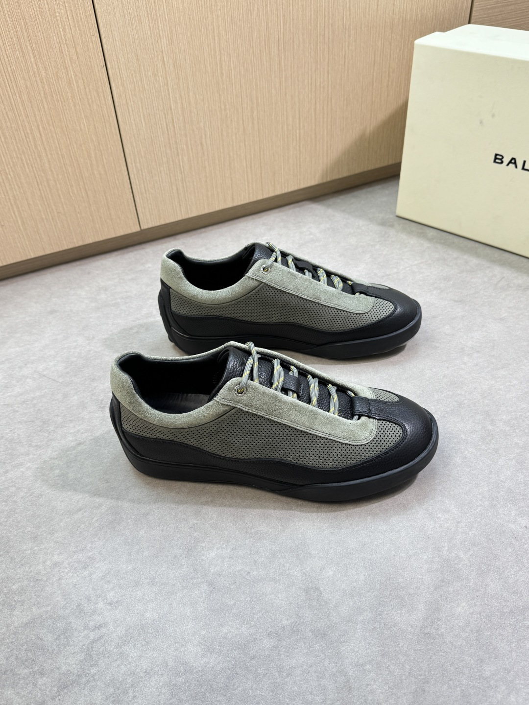 NO:355966,【BALLY】Barley - High-end quality Original single casual sports shoes - Imported lyre-patterned calfskin, perforated matte calfskin, reverse velvet calfskin, shoe mouth car reverse craftsmanship - Inner water dyed cowhide - Outsole ultra-light TPR·rubber; molded outsole - Ultra-high quality control·fine workmanship highlighted (high-end, noble, grade) -Size 39-44 (38,45, custom made)·B5977,,bally,sneakers,cowhide19860909【 BALLY】巴利 -高端品质 原单·休闲运动鞋 -鞋面进口荔纹小牛皮、打孔磨砂小牛皮、反绒小牛皮、鞋口车反工艺 -内里水染牛皮 -大底超轻TPR·橡胶；成型大底 -超高品控·做工精细凸显(高端·贵气·档次) -Size 39-44（38,45,可订做)·B5977,,bally,sneakers,cowhide,Men's shoes