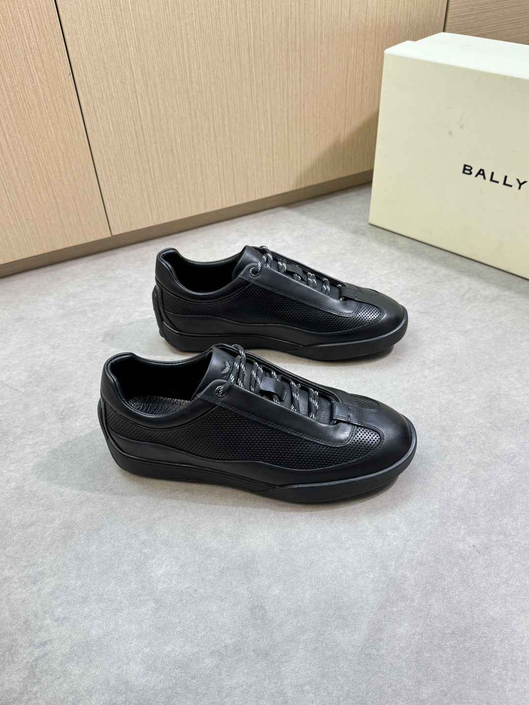 NO:355982,【BALLY】Barley - High-end quality Original single casual sports shoes - Imported upper Napa calfskin, punched calfskin, shoe car reverse craftsmanship - Inner water dyed cowhide - Outsole ultralight TPR·rubber; molded outsole - Ultra-high quality control·fine workmanship highlighted (high-end, noble, grade) -Size 39-44 (38,45, custom made)·B5977,,bally,sneakers,cowhide19860909【 BALLY】巴利 -高端品质 原单·休闲运动鞋 -鞋面进口纳帕小牛皮、打孔小牛皮、鞋口车反工艺 -内里水染牛皮 -大底超轻TPR·橡胶；成型大底 -超高品控·做工精细凸显(高端·贵气·档次) -Size 39-44（38,45,可订做)·B5977,,bally,sneakers,cowhide,Men's shoes