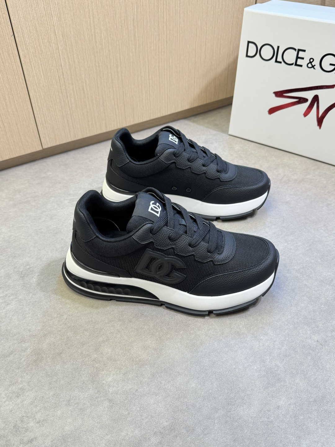 NO:357436,【DOLCE & GABBANA】Dolce & Gabbana - High-end quality Original single casual sports shoes - Upper lying calfskin, high mercerized canvas cloth, tongue brand logo cloth, heel silk screen brand logo - inner lining brand canvas - outsole ultralight TPU foaming·rubber; two-color molded outsole - ultra high quality control·fine workmanship highlighting (high-end, noble, grade) -Size 39-44 (38,45, custom made)·DG1086,, Dolce & Gabbana, Dolce & Gabbana, sneakers, cowhide19860909【DOLCE & GABBANA】杜嘉班纳 -高端品质 原单·休闲运动鞋 -鞋面荔纹小牛皮、高丝光帆布布匹、鞋舌品牌logo布标、后跟丝印品牌logo -内里品牌帆布 -大底超轻TPU发泡·橡胶; 双色成型大底 -超高品控·做工精细凸显(高端·贵气·档次) -Size 39-44（38,45,可订做)·DG1086,,Dolce&Gabbana,Dolce&Gabbana,sneakers,cowhide,Men's shoes