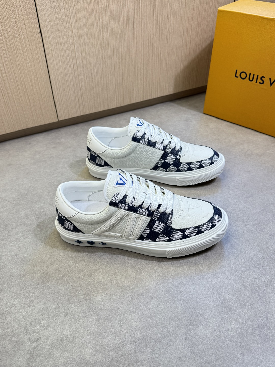 NO:357463,【Louis Vuitton】Louis Vuitton - High-end quality Original single casual sneakers - Upper lying calfskin, brand totem PVC leather, tongue, shoe body. Seam brand plastic logo logo, heel silk screen brand LOGO - Nelinapa calfskin, footbed; brand canvas - outsole ultra-light TPU foam; molded sole - ultra-high quality control · fine workmanship highlighting (high-end · noble · grade) -Size 39-44 (38, 45, custom made)·L0111,,louis vuitton,louis vuitton,sneakers,cowhide19860909【Louis Vuitton】路易威登 -高端品质 原单·休闲运动鞋 -鞋面荔纹小牛皮、品牌图腾PVC皮料、鞋舌.鞋身.车缝品牌塑胶logo标识、后跟丝印品牌LOGO -内里纳帕小牛皮,垫脚；品牌帆布 -大底超轻TPU发泡；成型大底 -超高品控·做工精细凸显(高端·贵气·档次) -Size 39-44（38,45,可订做)·L0111,,louis vuitton,louis vuitton,sneakers,cowhide,Men's shoes