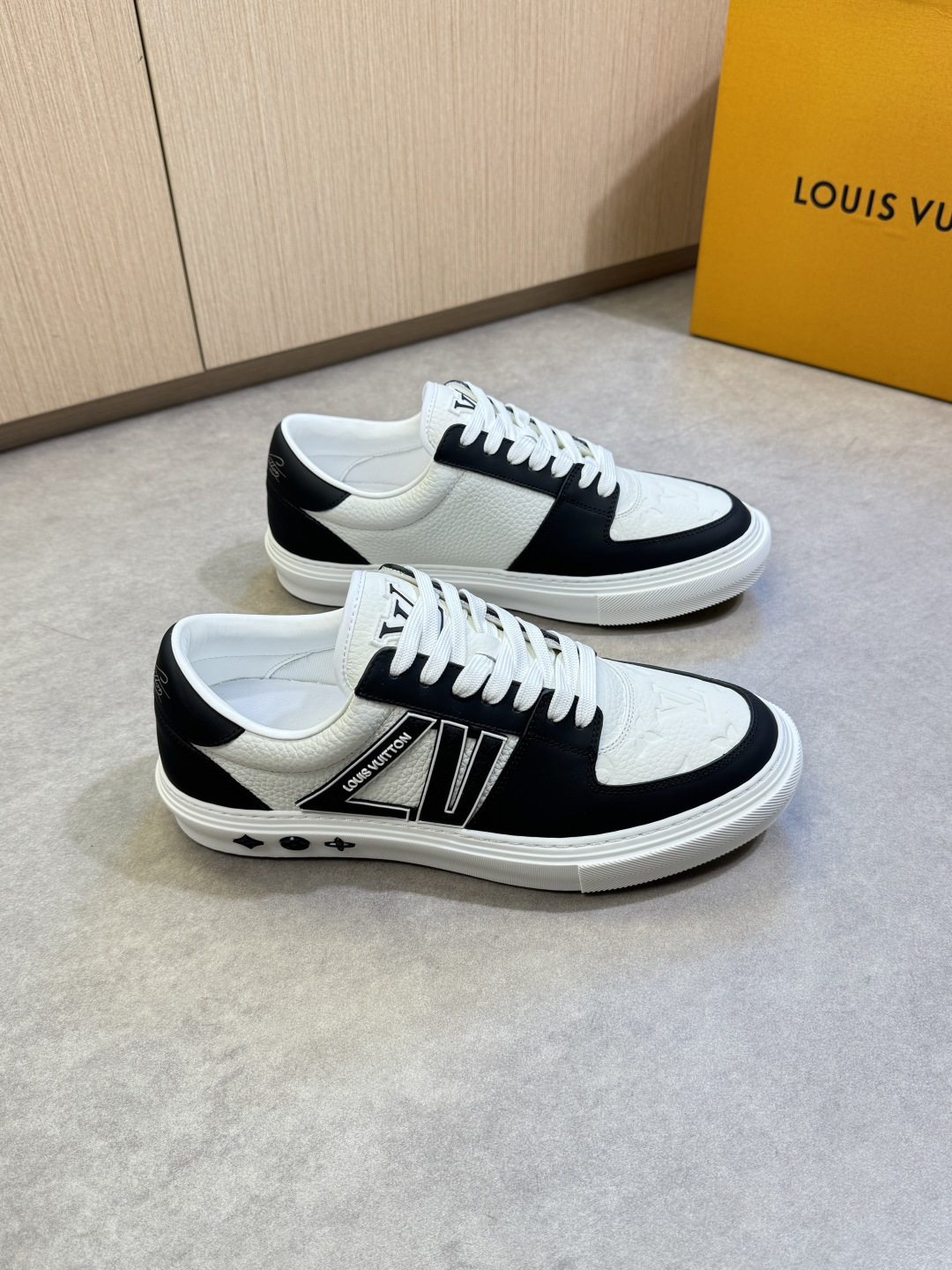 NO:357476,【Louis Vuitton】Louis Vuitton - High-end quality Original single casual sneakers - Upper lying calfskin, Napa calfskin, tongue, shoe body. Seam brand plastic logo logo, heel silk screen brand LOGO - Nelin Napa calfskin, footbed; Brand canvas - Outsole ultra-light TPU foam; molded outsole - Ultra-high quality control · Fine workmanship highlighting (high-end · noble · grade) -Size 39-44 (38, 45, custom made)·L0111,,louis vuitton,louis vuitton,sneakers,cowhide19860909【Louis Vuitton】路易威登 -高端品质 原单·休闲运动鞋 -鞋面荔纹小牛皮、纳帕小牛皮、鞋舌.鞋身.车缝品牌塑胶logo标识、后跟丝印品牌LOGO -内里纳帕小牛皮,垫脚；品牌帆布 -大底超轻TPU发泡；成型大底 -超高品控·做工精细凸显(高端·贵气·档次) -Size 39-44（38,45,可订做)·L0111,,louis vuitton,louis vuitton,sneakers,cowhide,Men's shoes