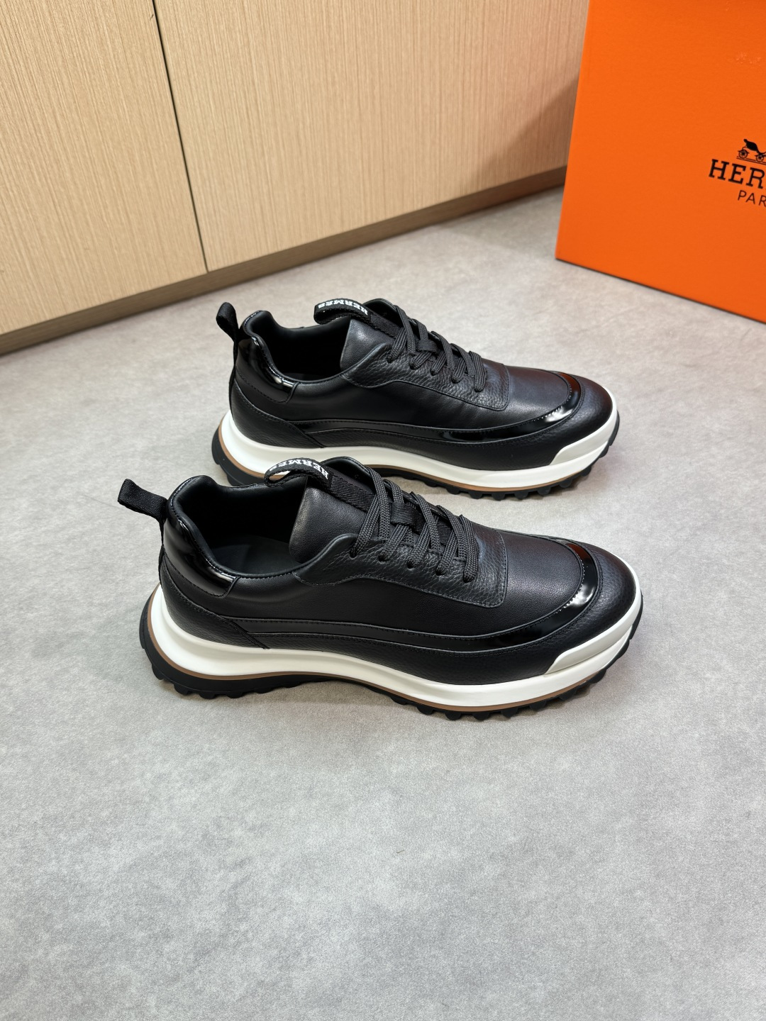 NO:348278,【HERMES】HERMES - High-end quality Original single casual sports shoes - Upper lying calfskin, Napa calfskin, shoe body sewing contrast color edge color matching, tongue. Heel. Brand logo webbing - Inner water dyed cowhide - Outsole ultra-light TPR·rubber; Two-color molded sole - Ultra-high quality control·fine workmanship highlighting (high-end, noble, grade) -Size 39-44 (38,45, custom made)·H0118,,hermes, hermes, sneakers, cowhide19860909【 HERMES】爱马仕 -高端品质 原单·休闲运动鞋 -鞋面荔纹小牛皮、纳帕小牛皮、鞋身车缝撞色引边配色、鞋舌.后跟.品牌logo织带 -内里水染牛皮 -大底超轻TPR·橡胶；双色成型大底 -超高品控·做工精细凸显(高端·贵气·档次) -Size 39-44（38,45,可订做)·H0118,,hermes,hermes,sneakers,cowhide,Men's shoes