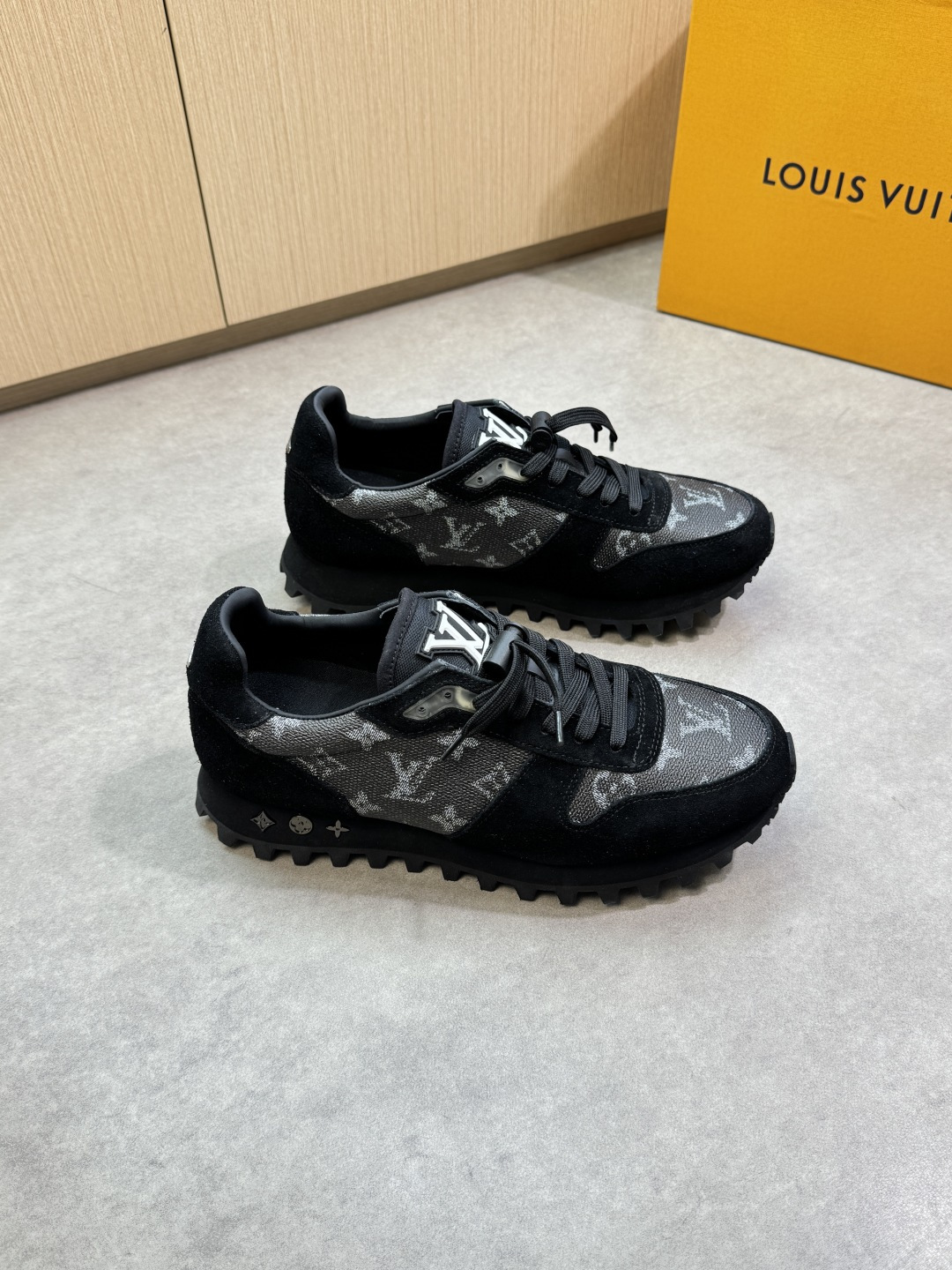 NO:347442,【Louis Vuitton】Louis Vuitton - High-end quality Original single casual sneakers - Upper back-fleece calfskin, brand totem PVC leather, tongue sewing brand plastic totem, heel metal fastener - Inner water dyed cowhide - Outsole ultra-light wear-resistant velvet rubber; Combined molding outsole - Ultra-high quality control · fine workmanship highlighted (high-end · noble · grade) -Size 38-44 (45, 46, custom made)·L0148,,louis vuitton,louis vuitton,sneakers,cowhide19860909【Louis Vuitton】路易威登 -高端品质 原单·休闲运动鞋 -鞋面反绒小牛皮、品牌图腾PVC皮料、鞋舌车缝品牌塑胶图腾、后跟金属扣件 -内里水染牛皮 -大底超轻耐磨绒·橡胶；组合成型大底 -超高品控·做工精细凸显(高端·贵气·档次) -Size 38-44（45,46,可订做)·L0148,,louis vuitton,louis vuitton,sneakers,cowhide,Men's shoes