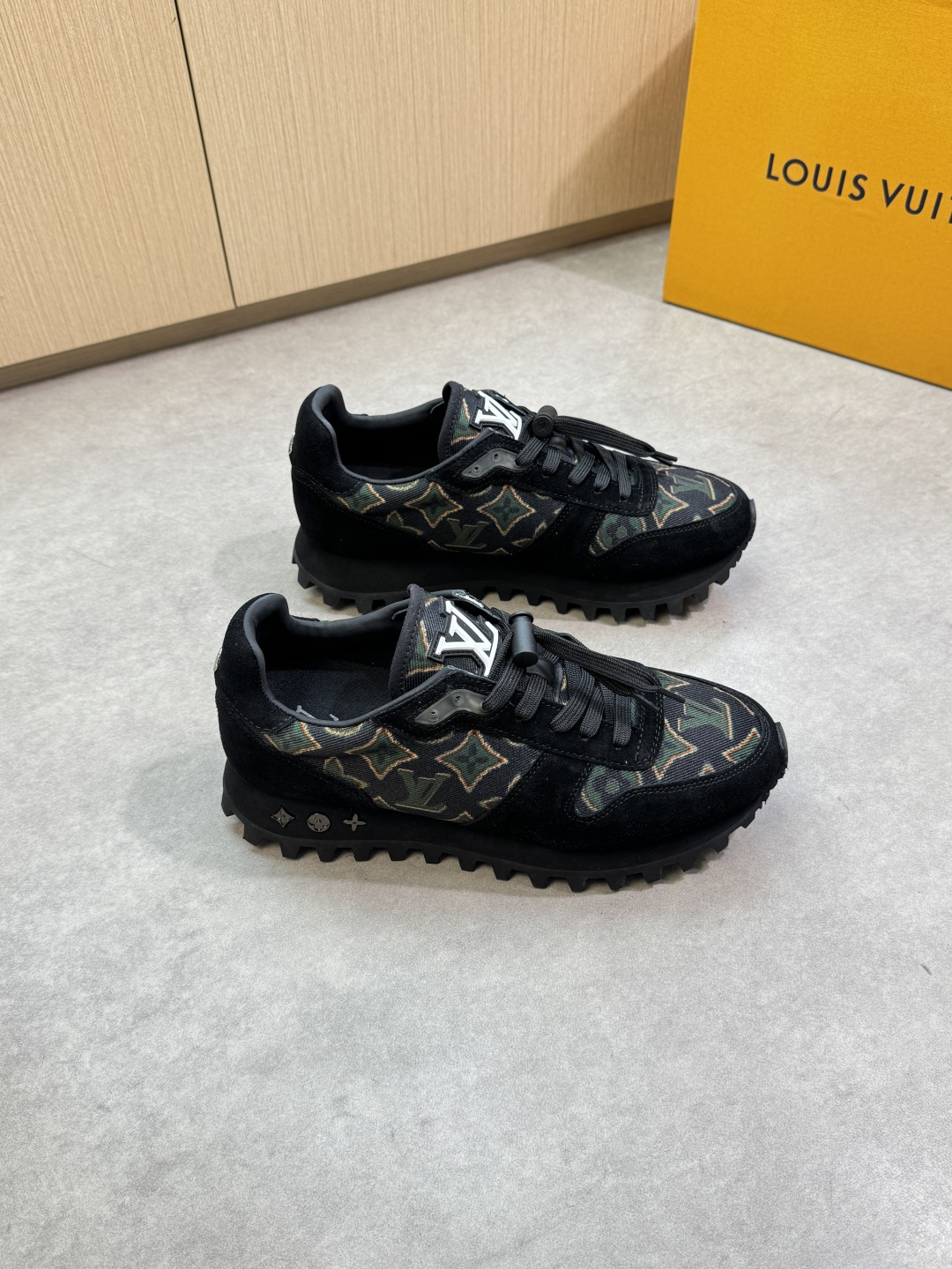 NO:347456,【Louis Vuitton】Louis Vuitton - High-end quality Original single casual sneakers - Upper reverse velvet calfskin, brand totem canvas cloth, tongue sewing brand plastic totem, heel metal fastener - Inner water dyed cowhide - Outsole ultra-light wear-resistant velvet rubber; Combined molding outsole - Ultra-high quality control · fine workmanship highlighted (high-end · noble · grade) -Size 38-44 (45, 46, custom made)·L0148,,louis vuitton,louis vuitton,sneakers,cowhide19860909【Louis Vuitton】路易威登 -高端品质 原单·休闲运动鞋 -鞋面反绒小牛皮、品牌图腾帆布布匹、鞋舌车缝品牌塑胶图腾、后跟金属扣件 -内里水染牛皮 -大底超轻耐磨绒·橡胶；组合成型大底 -超高品控·做工精细凸显(高端·贵气·档次) -Size 38-44（45,46,可订做)·L0148,,louis vuitton,louis vuitton,sneakers,cowhide,Men's shoes