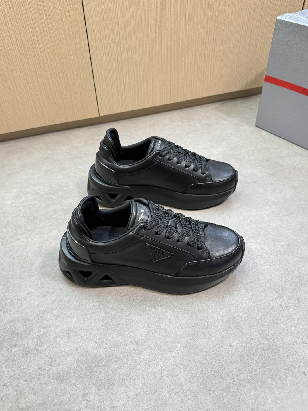 NO:345592,【PRADA】Prada - High-end quality Original single casual sports shoes - Upper Napa calfskin, shoe tongue silk screen brand logo, shoe body brand metal fastener - Inner water dyed cowhide - Outsole ultra-light TPU foaming·rubber; Two-color molded outsole - Ultra-high quality control·fine workmanship highlighted (high-end, noble, grade) -Size 38-45 (46, custom made),,prada,prada,sneakers,cowhide19860909【 PRADA】普拉达 -高端品质 原单·休闲运动鞋 -鞋面纳帕小牛皮、鞋舌丝印品牌logo、鞋身品牌金属扣件 -内里水染牛皮 -大底超轻TPU发泡·橡胶; 双色成型大底 -超高品控·做工精细凸显(高端·贵气·档次) -Size 38-45（46,可订做)·,,prada,prada,sneakers,cowhide,Men's shoes