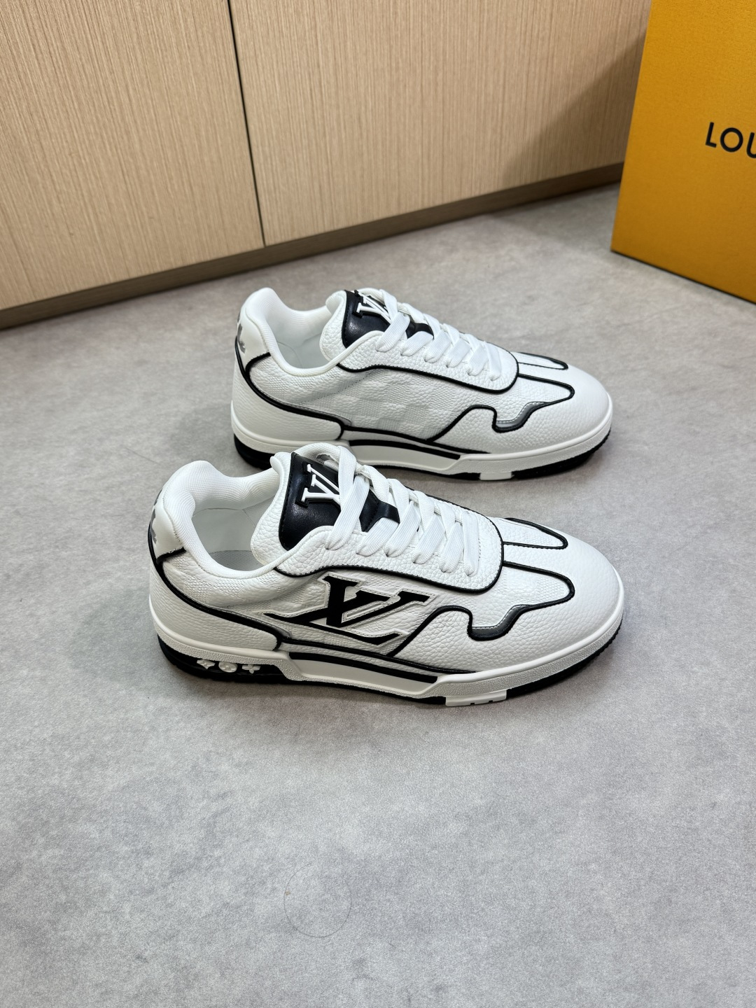 NO:346606,【Louis Vuitton】Louis Vuitton - High-end quality Original single · Casual sports shoes - Upper lit calfskin. Car spiral craftsmanship, shoe tongue brand plastic module, shoe body sewing brand logo - Neil brand canvas - Outsole original TPR rubber; Two-color molded outsole - Ultra-high quality control · Fine workmanship highlighting (high-end · noble · grade) - Size 39-44 (38, 45, custom made)·L3258,,louis vuitton,louis vuitton,sneakers,cowhide19860909【Louis Vuitton】路易威登 -高端品质 原单·休闲运动鞋 -鞋面荔纹小牛皮.车滚边工艺、鞋舌品牌塑胶模块、鞋身车缝品牌logo -内里品牌帆布 -大底原版TPR橡胶；双色成型大底 -超高品控·做工精细凸显(高端·贵气·档次) -Size 39-44（38,45,可订做)·L3258,,louis vuitton,louis vuitton,sneakers,cowhide,Men's shoes