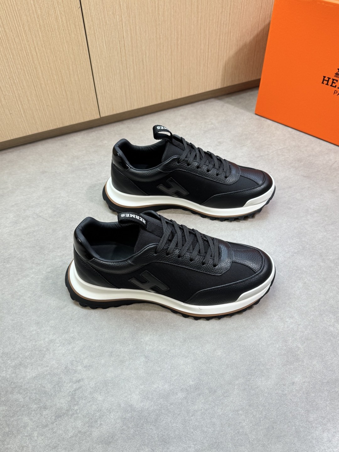 NO:348268,【HERMES】HERMES - High-end quality Original single casual sports shoes - Upper lying calfskin, high mercerized canvas, shoe body sewing brand H totem, shoe tongue brand logo webbing - Inner water dyed cowhide - Outsole ultra-light TPR·rubber; Two-color molded sole - Ultra-high quality control·fine workmanship highlighted (high-end, noble, grade) -Size 39-44 (38,45, custom made)·H0118,,hermes, hermes, sneakers, cowhide19860909【 HERMES】爱马仕 -高端品质 原单·休闲运动鞋 -鞋面荔纹小牛皮、高丝光帆布、鞋身车缝品牌H图腾、鞋舌品牌logo织带 -内里水染牛皮 -大底超轻TPR·橡胶；双色成型大底 -超高品控·做工精细凸显(高端·贵气·档次) -Size 39-44（38,45,可订做)·H0118,,hermes,hermes,sneakers,cowhide,Men's shoes