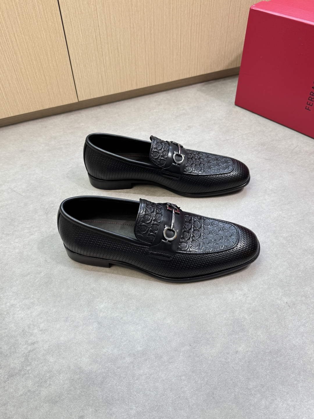 NO:347563,【 Ferragamo】 Ferragamo - High-end quality Original single · formal leather shoes - Upper Napa calfskin. Air compressor brand totem, brand metal fastener - Inner water dyed cowhide - Outsole ultra-light TPR rubber· genuine leather; Combined molded leather outsole - Ultra-high quality control·fine workmanship highlighted (high-end, noble, grade) -Size 39-44 (38,45, custom made)·FE0678,,ferragamo,ferragamo,cowhide,Leather soles19860909【 Ferragamo】菲拉格慕 -高端品质 原单·正装皮鞋 -鞋面纳帕小牛皮.空压品牌图腾、品牌金属扣件 -内里水染牛皮 -大底超轻TPR橡胶·真皮；组合成型真皮大底 -超高品控·做工精细凸显(高端·贵气·档次) -Size 39-44（38,45,可订做)·FE0678,,ferragamo,ferragamo,cowhide,Leather soles,Men's shoes