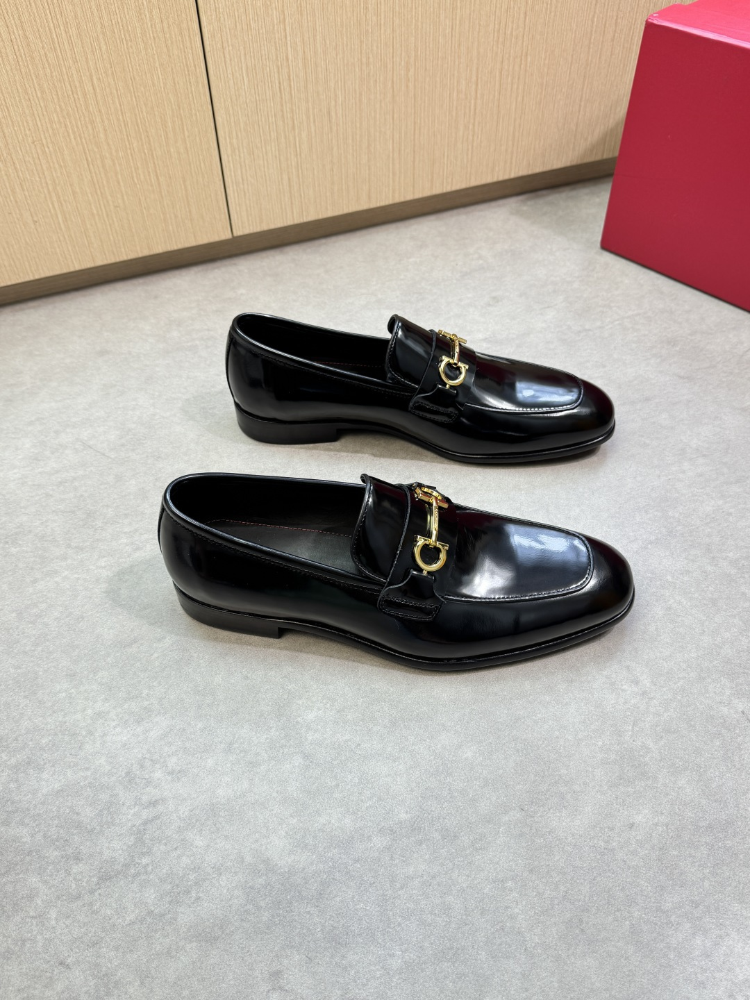 NO:347598,【 Ferragamo】 Ferragamo - High-end quality Original single · formal leather shoes - Upper beaded calfskin, brand metal fastener - Inner water dyed cowhide - Outsole ultralight TPR rubber· genuine leather; Combined molded leather outsole - Ultra-high quality control·fine workmanship highlighted (high-end, noble, grade) -Size 39-44 (38,45, custom made)·FE0678,,ferragamo,ferragamo,cowhide,Leather soles19860909【 Ferragamo】菲拉格慕 -高端品质 原单·正装皮鞋 -鞋面开边珠小牛皮、品牌金属扣件 -内里水染牛皮 -大底超轻TPR橡胶·真皮；组合成型真皮大底 -超高品控·做工精细凸显(高端·贵气·档次) -Size 39-44（38,45,可订做)·FE0678,,ferragamo,ferragamo,cowhide,Leather soles,Men's shoes