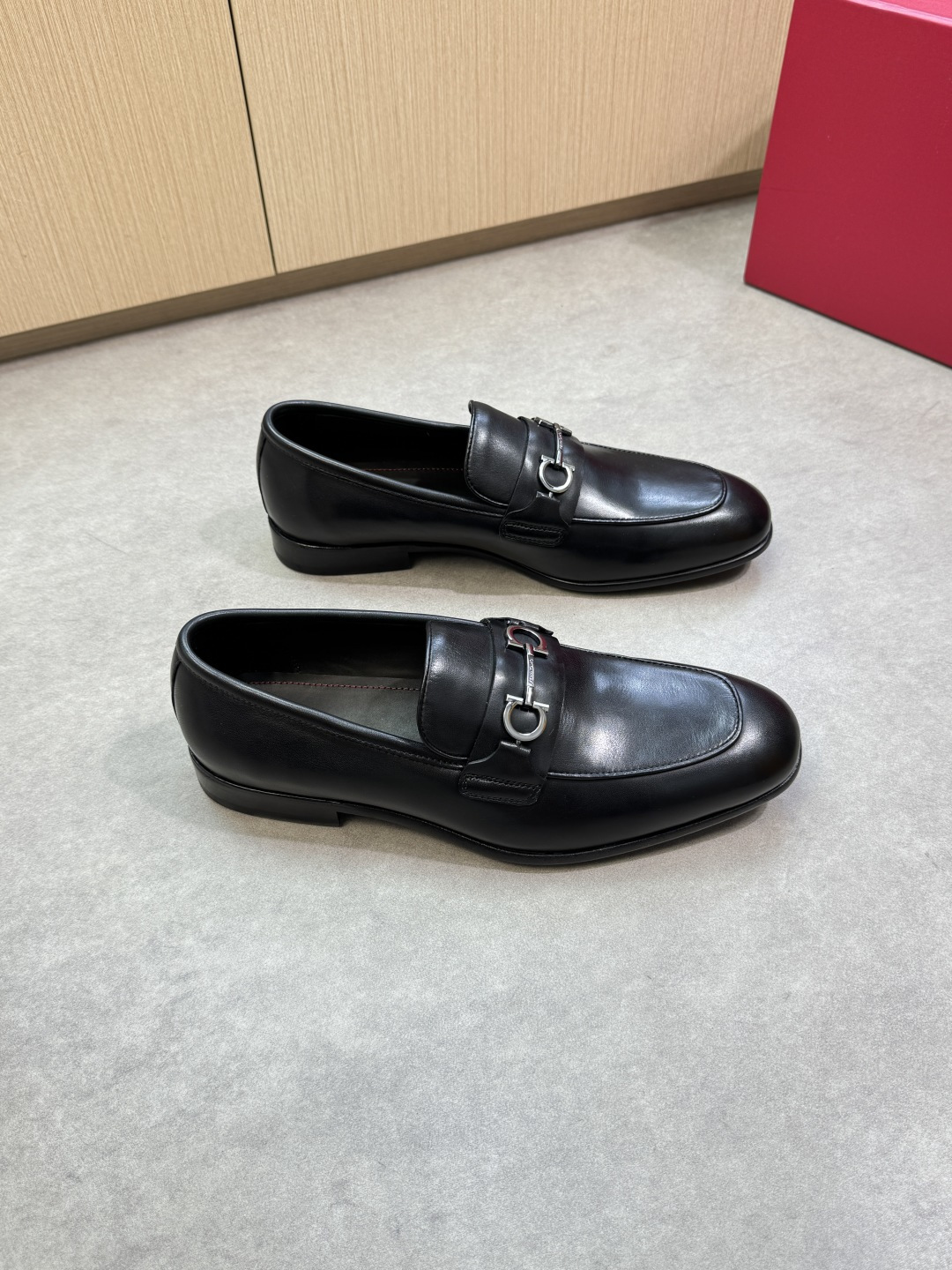 NO:347610,【 Ferragamo】 Ferragamo - High-end quality Original single · formal leather shoes - Upper Napa calfskin, brand metal fastener - Inner water dyed cowhide - Outsole ultra-light TPR rubber· genuine leather; Combined molded leather outsole - Ultra-high quality control·fine workmanship highlighted (high-end, noble, grade) -Size 39-44 (38,45, custom made)·FE0678,,ferragamo,ferragamo,cowhide,Leather soles19860909【 Ferragamo】菲拉格慕 -高端品质 原单·正装皮鞋 -鞋面纳帕小牛皮、品牌金属扣件 -内里水染牛皮 -大底超轻TPR橡胶·真皮；组合成型真皮大底 -超高品控·做工精细凸显(高端·贵气·档次) -Size 39-44（38,45,可订做)·FE0678,,ferragamo,ferragamo,cowhide,Leather soles,Men's shoes