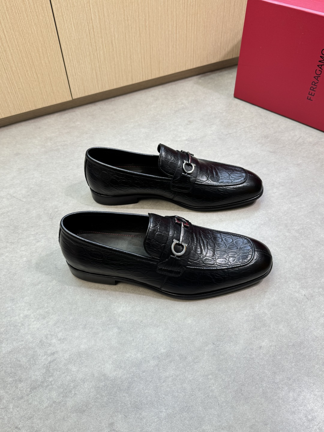 NO:347490,【 Ferragamo】 Ferragamo - High-end quality Original single · formal leather shoes - Upper stone pattern calfskin, hand-color-changing technology, brand metal fasteners - Inner water dyed cowhide - Outsole ultra-light TPR rubber· genuine leather; Combined molded leather outsole - Ultra-high quality control·fine workmanship highlights (high-end, noble, grade) -Size 39-44 (38,45, custom made)·FE067,,ferragamo,ferragamo,cowhide,Leather soles19860909【 Ferragamo】菲拉格慕 -高端品质 原单·正装皮鞋 -鞋面石头纹小牛皮、手工改色工艺、品牌金属扣件 -内里水染牛皮 -大底超轻TPR橡胶·真皮；组合成型真皮大底 -超高品控·做工精细凸显(高端·贵气·档次) -Size 39-44（38,45,可订做)·FE067,,ferragamo,ferragamo,cowhide,Leather soles,Men's shoes