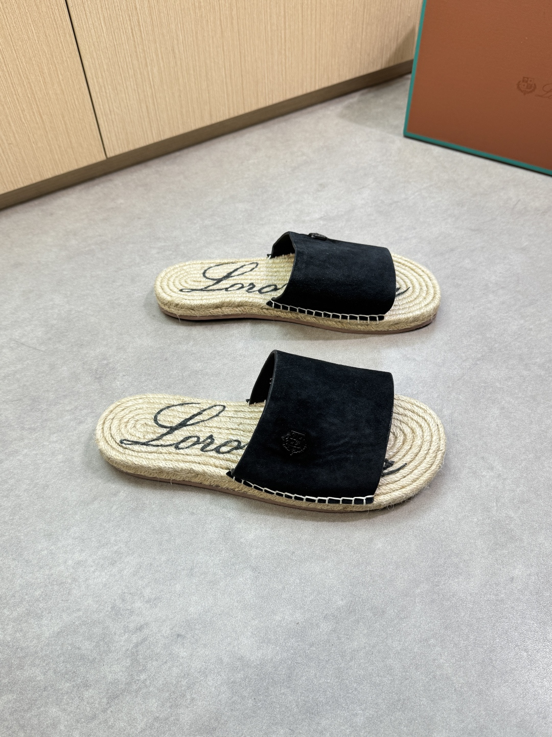 NO:347517,【Loro piano】LP Nouo Piana - High-end quality Original single · Casual classic sandals - Imported back-fleece calfskin on the upper, brand metal fasteners, footbed silk screen brand logo - Inner footbed; Hand-woven hemp rope process - Hand-woven water table·rubber; Combined molding outsole - Ultra-high quality control·fine workmanship highlights (high-end, noble, grade) -Size 39-44 (38, 45, 46, custom made)·L,,loro piano,loro piano,slippers,cowhide19860909【Loro piana】LP诺悠翩雅  -高端品质 原单·休闲经典凉拖鞋 -鞋面进口反绒小牛皮、品牌金属扣件、垫脚丝印品牌logo -内里垫脚；手工编织麻绳工艺 -大底手工编织水台·橡胶；组合成型大底 -超高品控·做工精细凸显(高端·贵气·档次) -Size 39-44（38,45,46,可订做)·L,,loro piana,loro piana,slippers,cowhide,Men's shoes