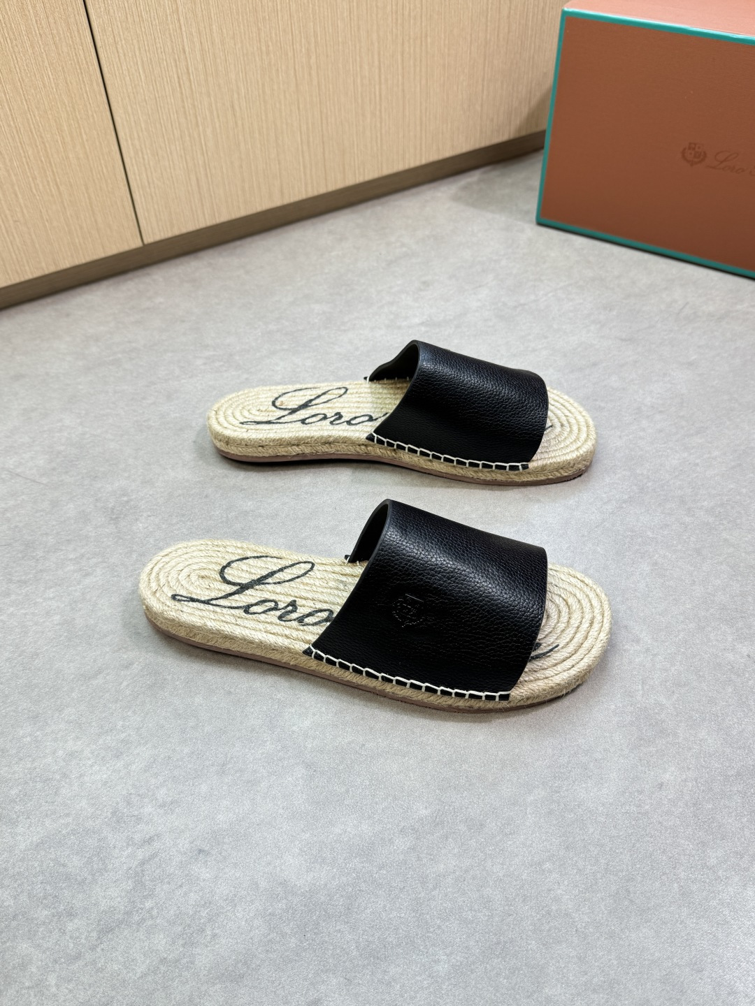 NO:347530,【Loro piano】LP Nouo Piana - High-end quality Original single · Casual classic sandals - Imported lit-patterned calfskin, brand metal fasteners, footbed silk-print brand logo - Inner footbed; Hand-woven hemp rope process - Hand-woven water table·rubber; Combined molding outsole - Ultra-high quality control·fine workmanship highlights (high-end, noble, grade) -Size 39-44 (38, 45, 46, custom made)·L,,loro piano,loro piano,slippers,cowhide19860909【Loro piana】LP诺悠翩雅  -高端品质 原单·休闲经典凉拖鞋 -鞋面进口荔纹小牛皮、品牌金属扣件、垫脚丝印品牌logo -内里垫脚；手工编织麻绳工艺 -大底手工编织水台·橡胶；组合成型大底 -超高品控·做工精细凸显(高端·贵气·档次) -Size 39-44（38,45,46,可订做)·L,,loro piana,loro piana,slippers,cowhide,Men's shoes