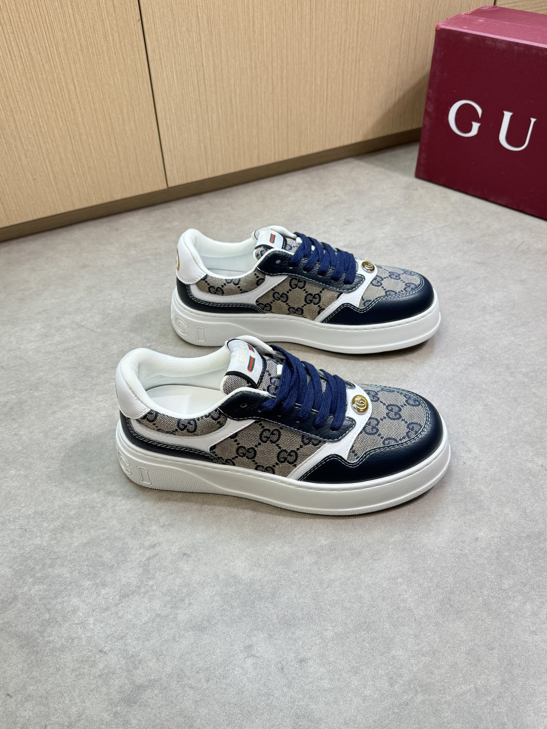 NO:347543,【GUCCI】Gucci - High-end quality Original single · Casual sports shoes - Upper lit calfskin, brand totem canvas, tongue sewing brand cloth, heel silk screen brand LOGO, brand metal cat eye fastener - inner brand canvas, foot pad; water dye cowhide - outsole ultralight TPU rubber foam; molded sole - ultra high quality control · fine workmanship highlighted (high-end · noble · grade) - Size 39-44 (38, 45, custom made)·G0180,,gucci,gucci,sneakers,cowhide19860909【GUCCI】古驰 -高端品质 原单·休闲运动鞋 -鞋面荔纹小牛皮、品牌图腾帆布、鞋舌车缝品牌布标、后跟丝印品牌LOGO、品牌金属猫眼扣件 -内里品牌帆布,垫脚；水染牛皮 -大底超轻TPU橡胶发泡；成型大底 -超高品控·做工精细凸显(高端·贵气·档次) -Size 39-44（38,45,可订做)·G0180,,gucci,gucci,sneakers,cowhide,Men's shoes