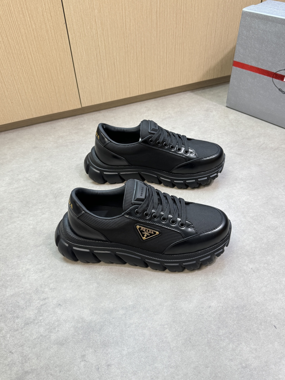 NO:351003,【PRADA】Prada - High-end quality Original single · Casual sports shoes - Upper beaded calfskin, brand high mercerized striped canvas, shoe body sewing brand metal fastener - Inner water dyed cowhide - Outsole ultra-light TPU·foam; Formed sole - Ultra-high quality control · fine workmanship highlighted (high-end · noble · grade) -Size 38-44 (45, custom made)·P,,prada,prada,sneakers,cowhide19860909【 PRADA】普拉达 -高端品质 原单·休闲运动鞋 -鞋面开边珠小牛皮、品牌高丝光条纹帆布、鞋身车缝品牌金属扣件 -内里水染牛皮 -大底超轻TPU·发泡; 成型大底 -超高品控·做工精细凸显(高端·贵气·档次) -Size 38-44（45,可订做)·P,,prada,prada,sneakers,cowhide,Men's shoes