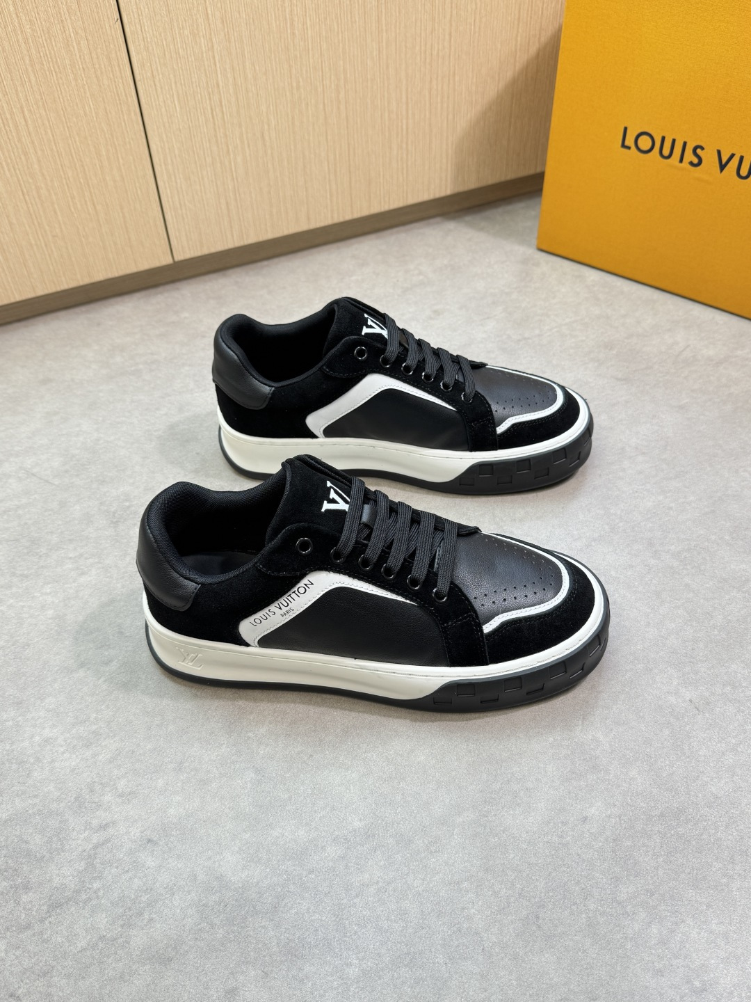 NO:351027,【Louis Vuitton】Louis Vuitton - High-end quality Original single casual sports shoes - Upper Napa calfskin, reverse velvet cowhide, tongue. Shoe body. Silk-print brand LOGO - Inner brand canvas, foot pads; water dyed cowhide - Ultra-light TPR·rubber; Two-color molded sole - Ultra-high quality control·fine workmanship highlights (high-end, noble, grade) -Size 39-44 (38, 45, 46, custom made)·L0126,,louis vuitton,louis vuitton,cowhide19860909【Louis Vuitton】路易威登 -高端品质 原单·休闲运动板鞋 -鞋面纳帕小牛皮、反绒牛皮、鞋舌.鞋身.丝印品牌LOGO -内里品牌帆布,垫脚；水染牛皮 -大底超轻TPR·橡胶；双色成型大底 -超高品控·做工精细凸显(高端·贵气·档次) -Size 39-44（38,45,46,可订做)·L0126,,louis vuitton,louis vuitton,cowhide,Men's shoes