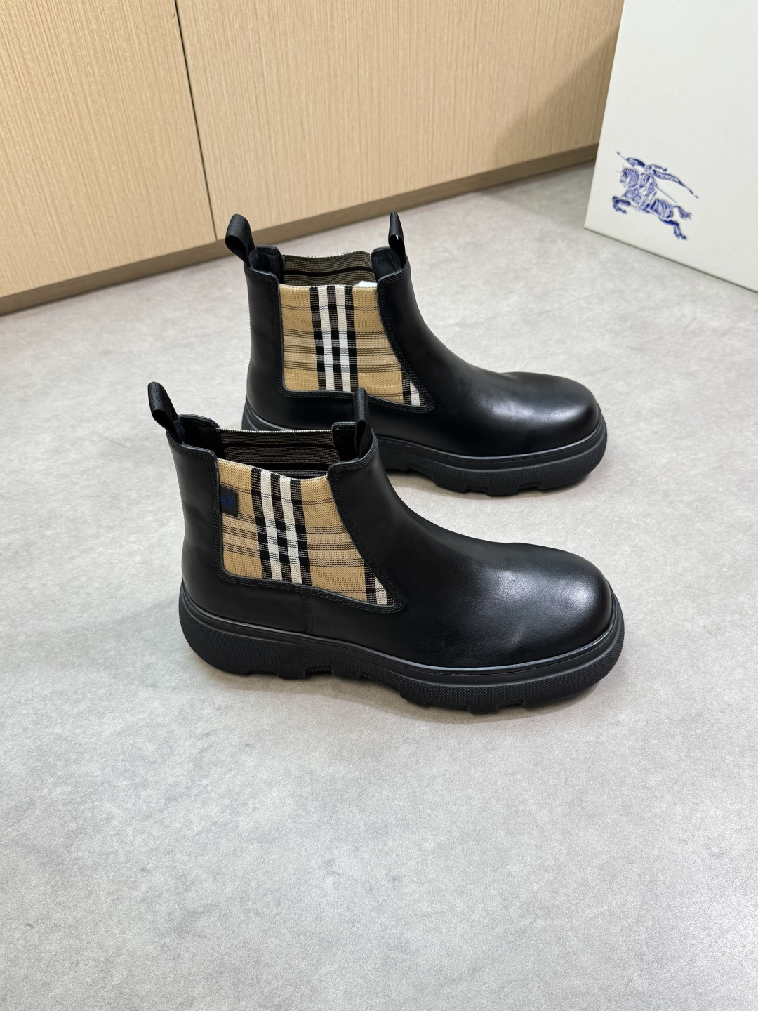 NO:350753,【BURBERRY】Burberry - High-end quality Original single casual high-top shoes - Upper Napa calfskin, brand elastic band, sewing brand cloth - Inner water dyed cowhide - Outsole ultra-light TPR. Rubber; Two-color molded sole - Ultra-high quality control, fine workmanship highlighted (high-end, noble, grade) - Size39-44 (38,45 can be customized)·BBL3258,,burberry,burberry,cowhide19860909【BURBERRY】巴宝莉 -高端品质 原单·休闲高帮鞋 -鞋面纳帕小牛皮、品牌松紧带、车缝品牌布标 -内里水染牛皮 -大底超轻TPR.橡胶；双色成型大底 -超高品控·做工精细凸显(高端·贵气·档次) -Size39-44（38,45可订做)·BBL3258,,burberry,burberry,cowhide,Men's shoes