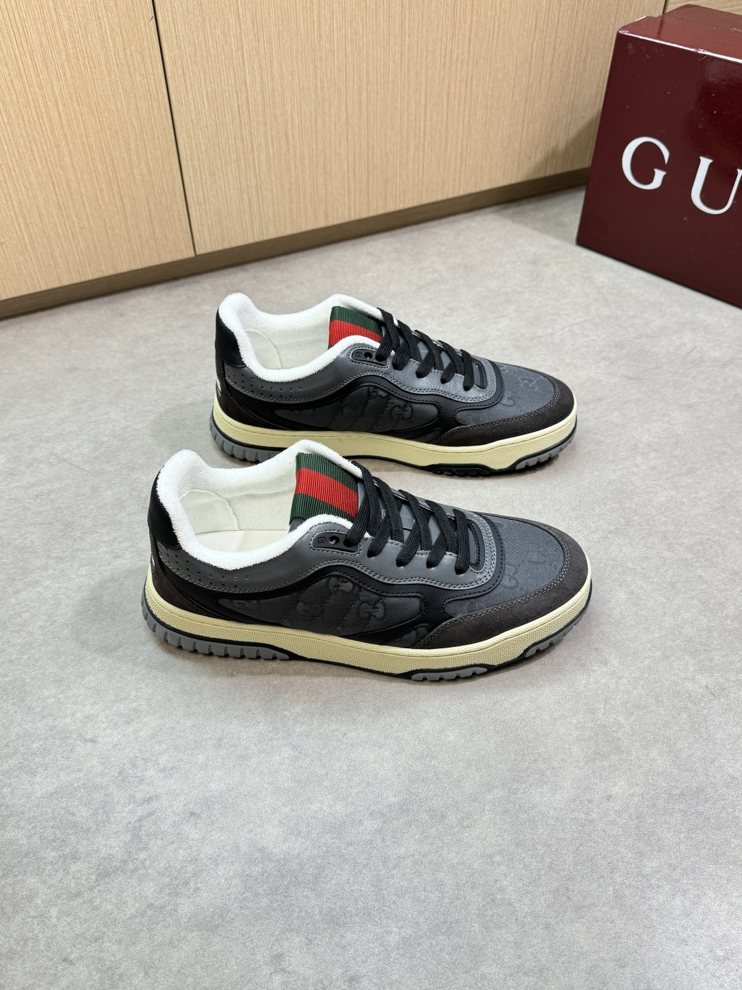 NO:350742,【Gucci】Gucci - High-end quality Original single · Casual sports shoes - Upper Napa calfskin, reverse velvet calfskin, brand totem cloth, heel sewing brand cloth - Inner terry cloth, footbed; water dyed cowhide - Ultra-light TPR·rubber; Two-color molded sole - Ultra-high quality control·fine workmanship highlights (high-end · noble·grade) -Size 39-44 (38,45, custom made)·G8877,,gucci,gucci,cowhide19860909【Gucci】古驰 -高端品质 原单·休闲运动板鞋 -鞋面纳帕小牛皮、反绒小牛皮、品牌图腾布匹、后跟车缝品牌布标 -内里毛巾布匹,垫脚；水染牛皮 -大底超轻TPR·橡胶；双色成型大底 -超高品控·做工精细凸显(高端·贵气·档次) -Size 39-44（38,45,可订做)·G8877,,gucci,gucci,cowhide,Men's shoes