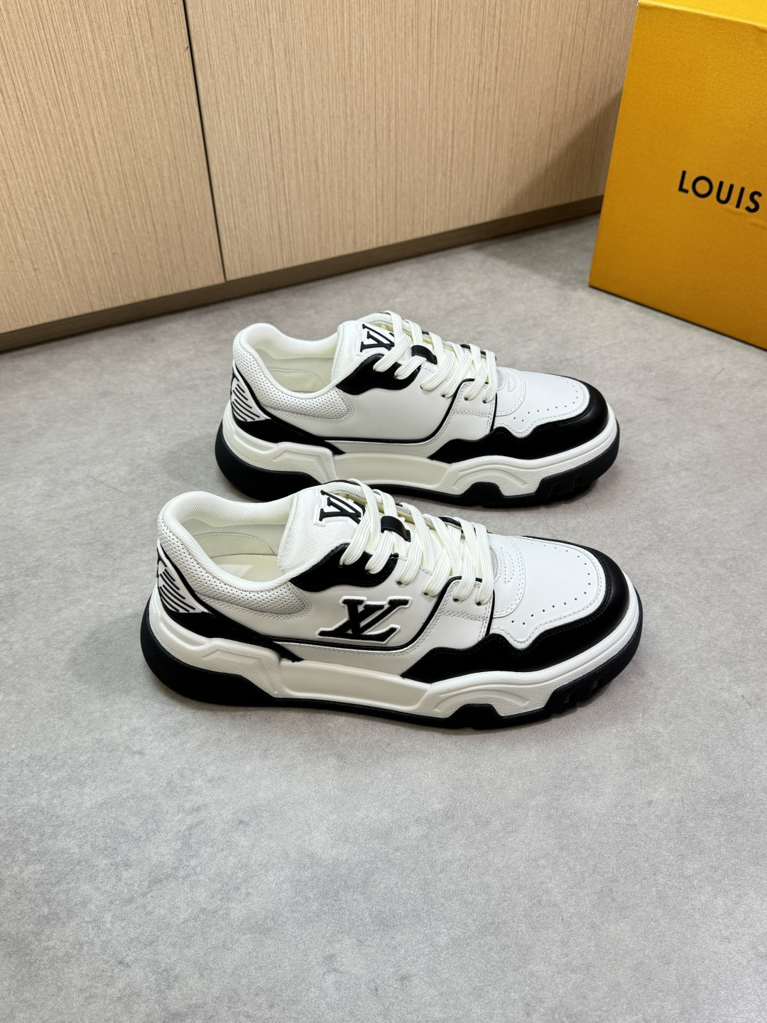NO:350758,【Louis Vuitton】Louis Vuitton - High-end quality Original single casual sports shoes - Upper Napa calfskin, pierced calfskin on the mouth, shoe body, heel. sewing brand plastic LOGO module - Inner brand canvas, foot pads; water dyed cowhide - Outsole ultra-light TPU foaming·rubber; Two-color molded outsole - Ultra-high quality control·fine workmanship highlighting (high-end·noble·grade) -Size 38-44 (45, custom made)·L61850,,louis vuitton,louis vuitton,sneakers,cowhide19860909【Louis Vuitton】路易威登 -高端品质 原单·休闲运动鞋 -鞋面纳帕小牛皮、鞋口打孔小牛皮、鞋身.后跟.车缝品牌塑胶LOGO模块 -内里品牌帆布,垫脚；水染牛皮 -大底超轻TPU发泡·橡胶；双色成型大底 -超高品控·做工精细凸显(高端·贵气·档次) -Size 38-44（45,可订做)·L61850,,louis vuitton,louis vuitton,sneakers,cowhide,Men's shoes