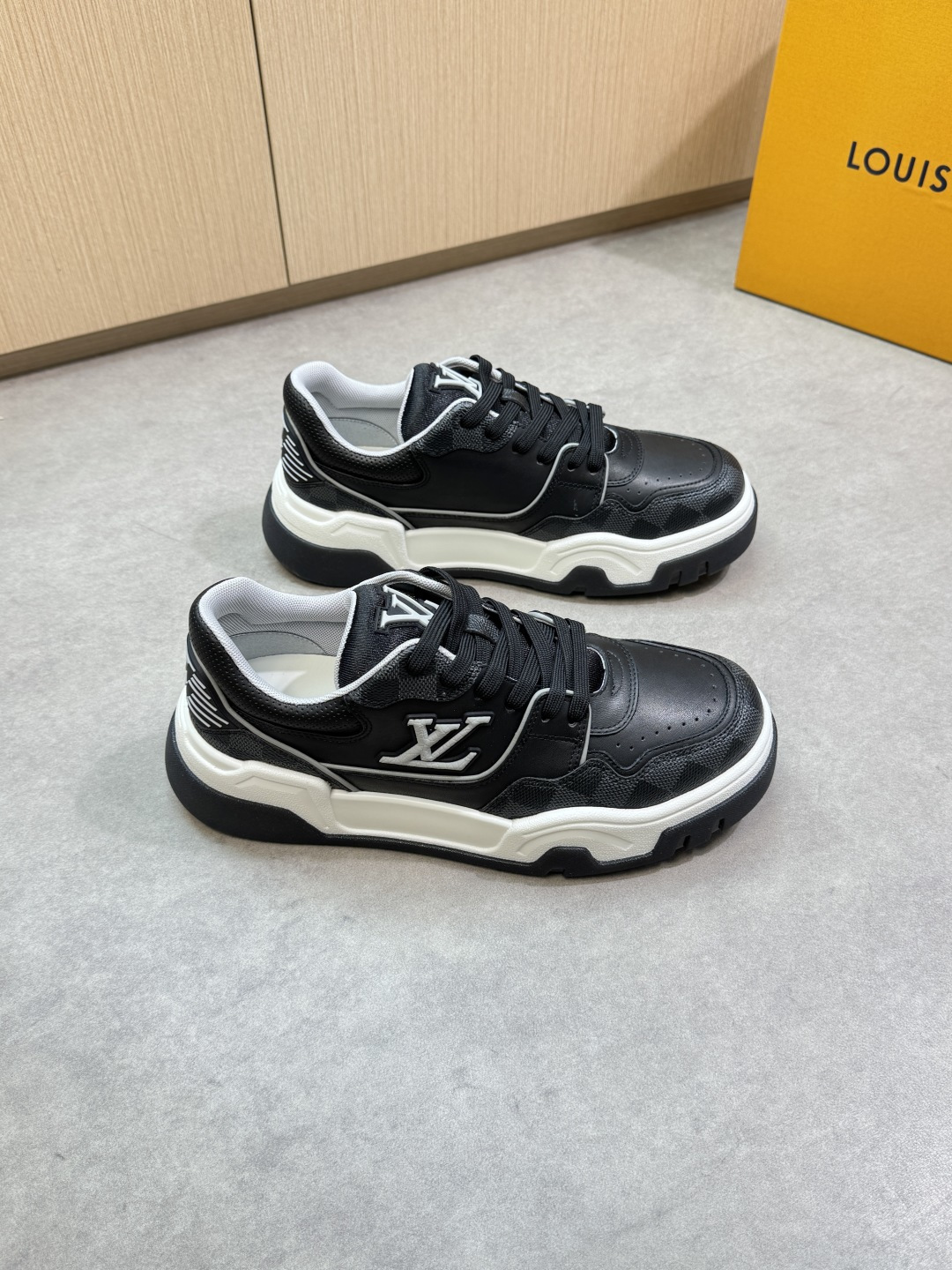 NO:350775,【Louis Vuitton】Louis Vuitton - High-end quality Original single casual sneakers - Upper Napa calfskin, brand totem PVC leather, shoe hole calfskin, shoe body, heel. sewing brand plastic LOGO module - inner brand canvas, foot pads; water dyed cowhide - outsole ultra-light TPU foaming·rubber; two-color molded sole - ultra-high quality control·fine workmanship highlighting (high-end·noble·grade) -Size 38-44 (45, custom made)·L61850,,louis vuitton,louis vuitton,sneakers,cowhide19860909【Louis Vuitton】路易威登 -高端品质 原单·休闲运动鞋 -鞋面纳帕小牛皮、品牌图腾PVC皮料、鞋口打孔小牛皮、鞋身.后跟.车缝品牌塑胶LOGO模块 -内里品牌帆布,垫脚；水染牛皮 -大底超轻TPU发泡·橡胶；双色成型大底 -超高品控·做工精细凸显(高端·贵气·档次) -Size 38-44（45,可订做)·L61850,,louis vuitton,louis vuitton,sneakers,cowhide,Men's shoes