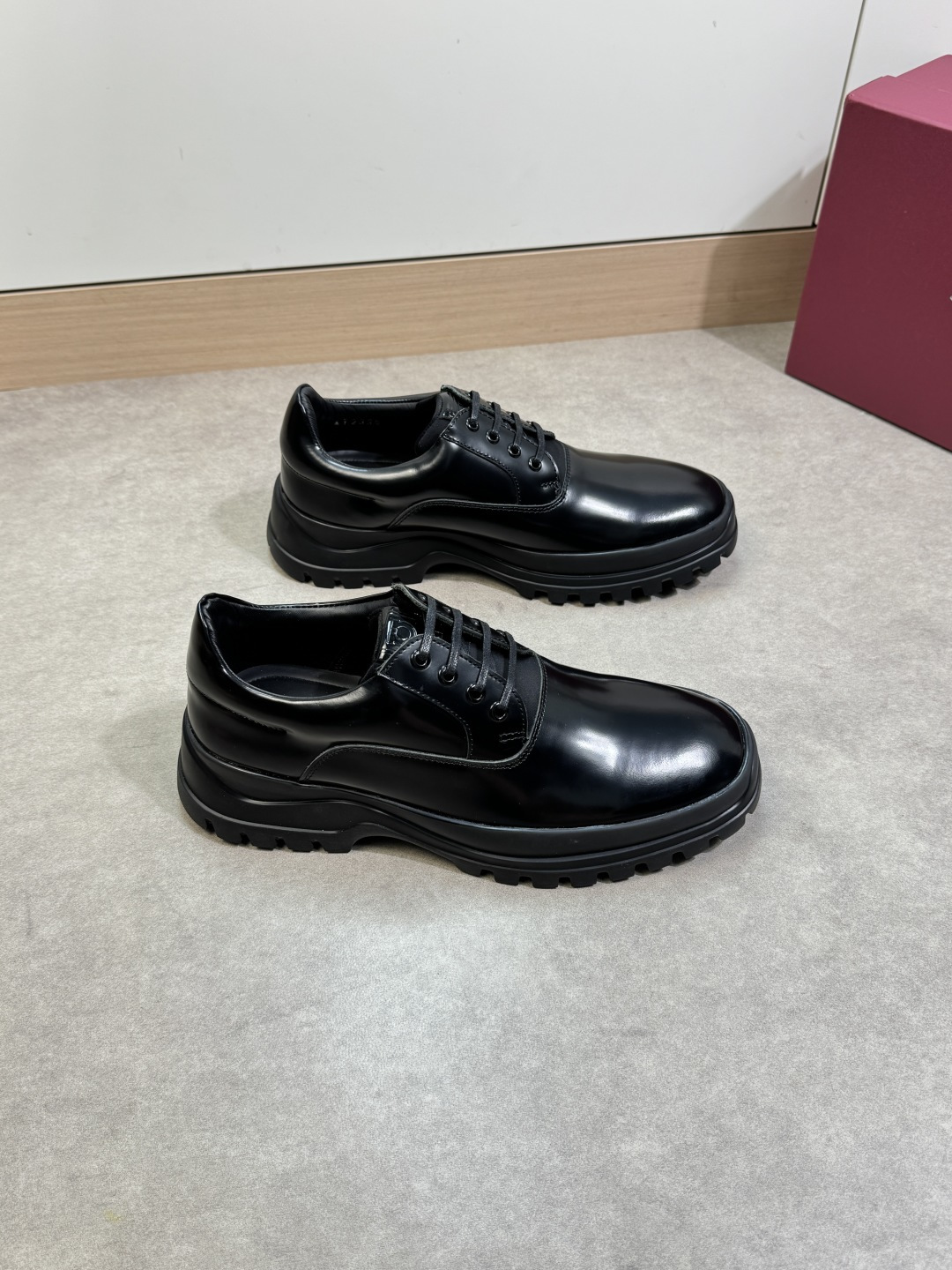 NO:350790,【Ferragamo】Ferragamo - High-end quality Original single · formal leather shoes - Upper open-edge beaded calfskin, shoe tongue air compressor brand logo, perfect splicing - Inner water dyed cowhide - Outsole ultralight TPU foaming·rubber; molded outsole - Ultra-high quality control·fine workmanship highlighted (high-end, noble, grade) -Size 39-44 (38,45, custom made)·FE0234,,ferragamo,ferragamo,cowhide19860909【 Ferragamo】菲拉格慕 -高端品质 原单·正装皮鞋 -鞋面开边珠小牛皮、鞋舌空压品牌logo、完美拼接 -内里水染牛皮 -大底超轻TPU发泡·橡胶；成型大底 -超高品控·做工精细凸显(高端·贵气·档次) -Size 39-44（38,45,可订做)·FE0234,,ferragamo,ferragamo,cowhide,Men's shoes