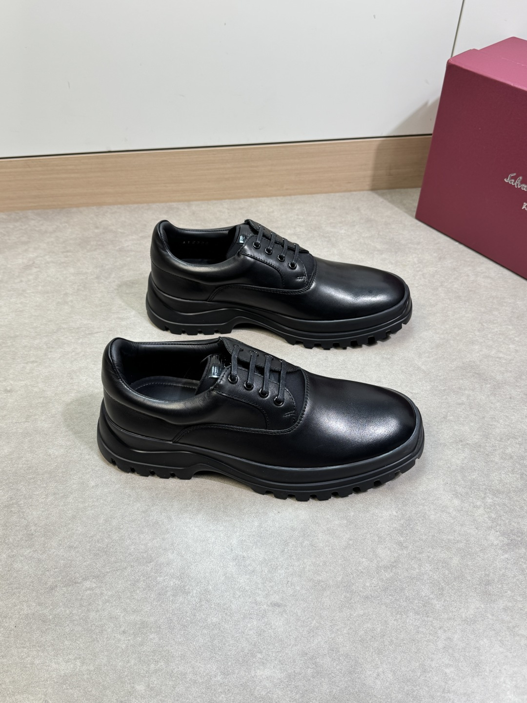 NO:350805,【Ferragamo】Ferragamo - High-end quality Original single · formal leather shoes - Upper Napa calfskin, shoe tongue air compressor brand logo, perfect splicing - Inner water dyed cowhide - Outsole ultralight TPU foaming·rubber; molded outsole - Ultra-high quality control·fine workmanship highlighted (high-end, noble, grade) -Size 39-44 (38,45, custom made)·FE0234,,ferragamo,ferragamo,cowhide19860909【 Ferragamo】菲拉格慕 -高端品质 原单·正装皮鞋 -鞋面纳帕小牛皮、鞋舌空压品牌logo、完美拼接 -内里水染牛皮 -大底超轻TPU发泡·橡胶；成型大底 -超高品控·做工精细凸显(高端·贵气·档次) -Size 39-44（38,45,可订做)·FE0234,,ferragamo,ferragamo,cowhide,Men's shoes