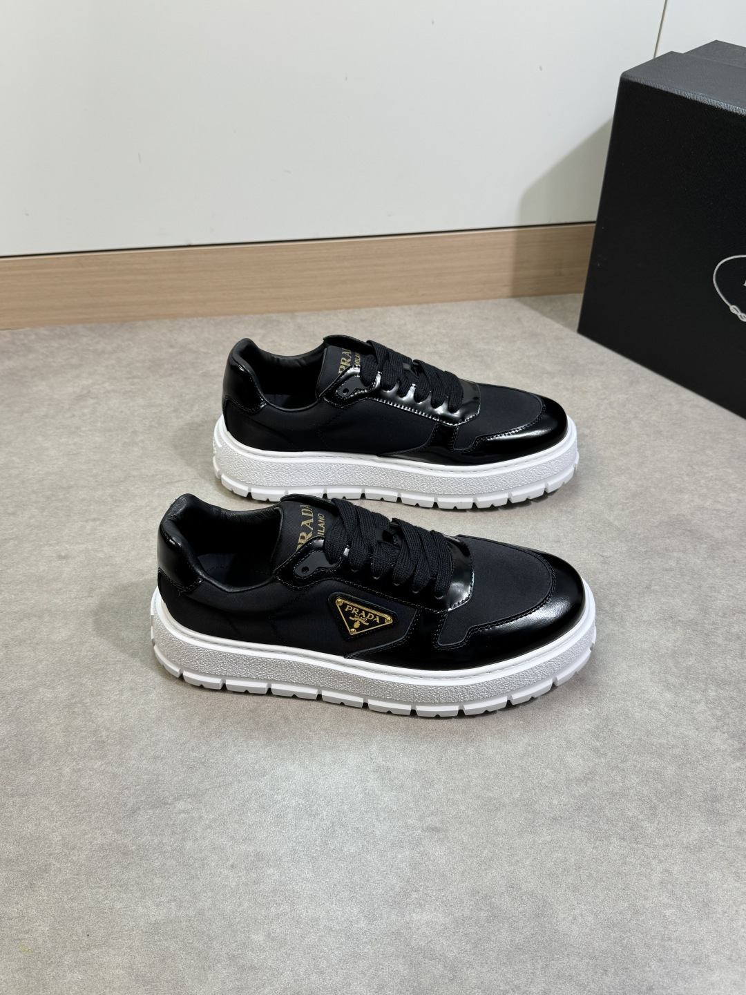 NO:350815,【PRADA】Prada - High-end quality Original single · Casual sports shoes - Imported upper beaded calfskin, brand high mercerized canvas, shoe body sewing brand metal fasteners, shoe tongue. Silk printing brand LOGO - Inner water dye cowhide - Outsole ultra-light TPU foam; molded sole - Ultra-high quality control · Fine workmanship highlighted (high-end, noble, grade) -Size 38-44 (45, custom made)·0372,,prada,prada,sneakers,cowhide19860909【PRADA】普拉达 -高端品质 原单·休闲运动鞋 -鞋面进口开边珠小牛皮、品牌高丝光帆布、鞋身车缝品牌金属扣件、鞋舌.丝印品牌LOGO -内里水染牛皮 -大底超轻TPU发泡；成型大底 -超高品控·做工精细凸显(高端·贵气·档次) -Size 38-44（45,可订做)·0372,,prada,prada,sneakers,cowhide,Men's shoes