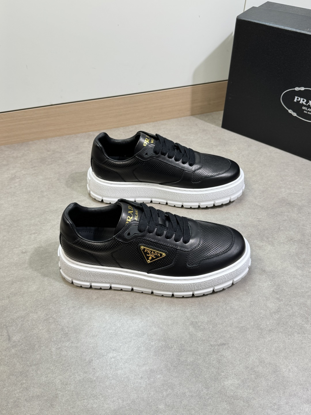 NO:350823,【PRADA】Prada - High-end quality Original single casual sneakers - Imported upper Napa calfskin, perforated calfskin, shoe body sewing brand metal fasteners, shoe tongue. Silk printing brand LOGO - Inner water dyed cowhide - Outsole ultra-light TPU foam; molded sole - Ultra-high quality control · Fine workmanship highlighted (high-end, noble, grade) -Size 38-44 (45, custom made)·0372,,prada,prada,sneakers,cowhide19860909【PRADA】普拉达 -高端品质 原单·休闲运动鞋 -鞋面进口纳帕小牛皮、打孔小牛皮、鞋身车缝品牌金属扣件、鞋舌.丝印品牌LOGO -内里水染牛皮 -大底超轻TPU发泡；成型大底 -超高品控·做工精细凸显(高端·贵气·档次) -Size 38-44（45,可订做)·0372,,prada,prada,sneakers,cowhide,Men's shoes
