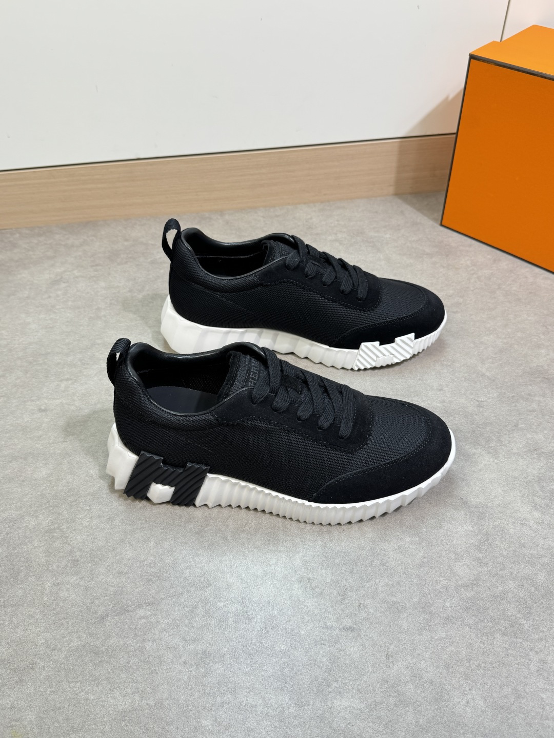 NO:350841,【HERMES】HERMES - High-end quality Original single · Casual sports shoes - Imported high mercerized reverse velvet calfskin on the upper, imported striped cloth, and tongue. Air compressor brand logo, heel brand webbing - Inner water dyed cowhide - Outsole ultra-light TPU foaming· Rubber combination molding two-color outsole - Ultra-high quality control· Fine workmanship highlighted (high-end, noble, grade) -Size 39-44 (38,45, custom made)·H0444,,hermes,hermes,sneakers,cowhide19860909【 HERMES】爱马仕 -高端品质 原单·休闲运动鞋 -鞋面进口高丝光反绒小牛皮、进口条纹布匹、鞋舌.空压品牌logo、后跟品牌织带 -内里水染牛皮 -大底超轻TPU发泡·橡胶组合成型双色大底 -超高品控·做工精细凸显(高端·贵气·档次) -Size 39-44（38,45,可订做)·H0444,,hermes,hermes,sneakers,cowhide,Men's shoes