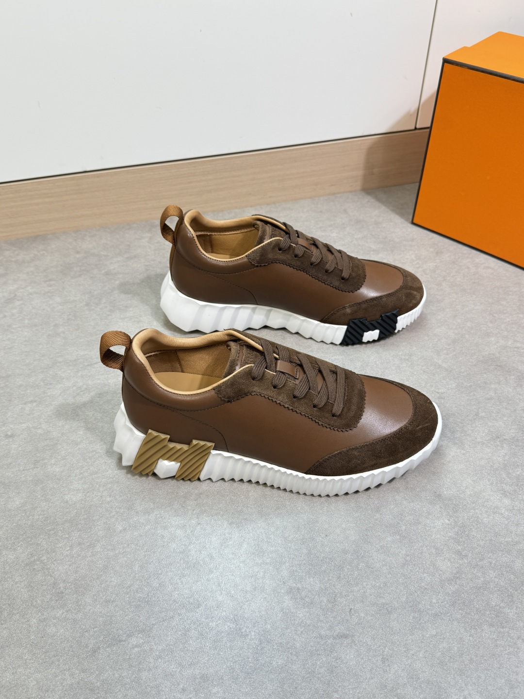 NO:350853,【HERMES】HERMES - High-end quality Original single · Casual sports shoes - Imported upper full grain calfskin, high mercerized reverse velvet calfskin, tongue. Air compressor brand logo, heel brand webbing - Inner water dyed cowhide - Outsole ultra-light TPU foaming· Rubber combination molding two-color outsole - Ultra-high quality control· Fine workmanship highlighted (high-end, noble, grade) -Size 39-44 (38,45, custom made)·H0444,,hermes,hermes,sneakers,cowhide19860909【 HERMES】爱马仕 -高端品质 原单·休闲运动鞋 -鞋面进口全粒面小牛皮、高丝光反绒小牛皮、鞋舌.空压品牌logo、后跟品牌织带 -内里水染牛皮 -大底超轻TPU发泡·橡胶组合成型双色大底 -超高品控·做工精细凸显(高端·贵气·档次) -Size 39-44（38,45,可订做)·H0444,,hermes,hermes,sneakers,cowhide,Men's shoes