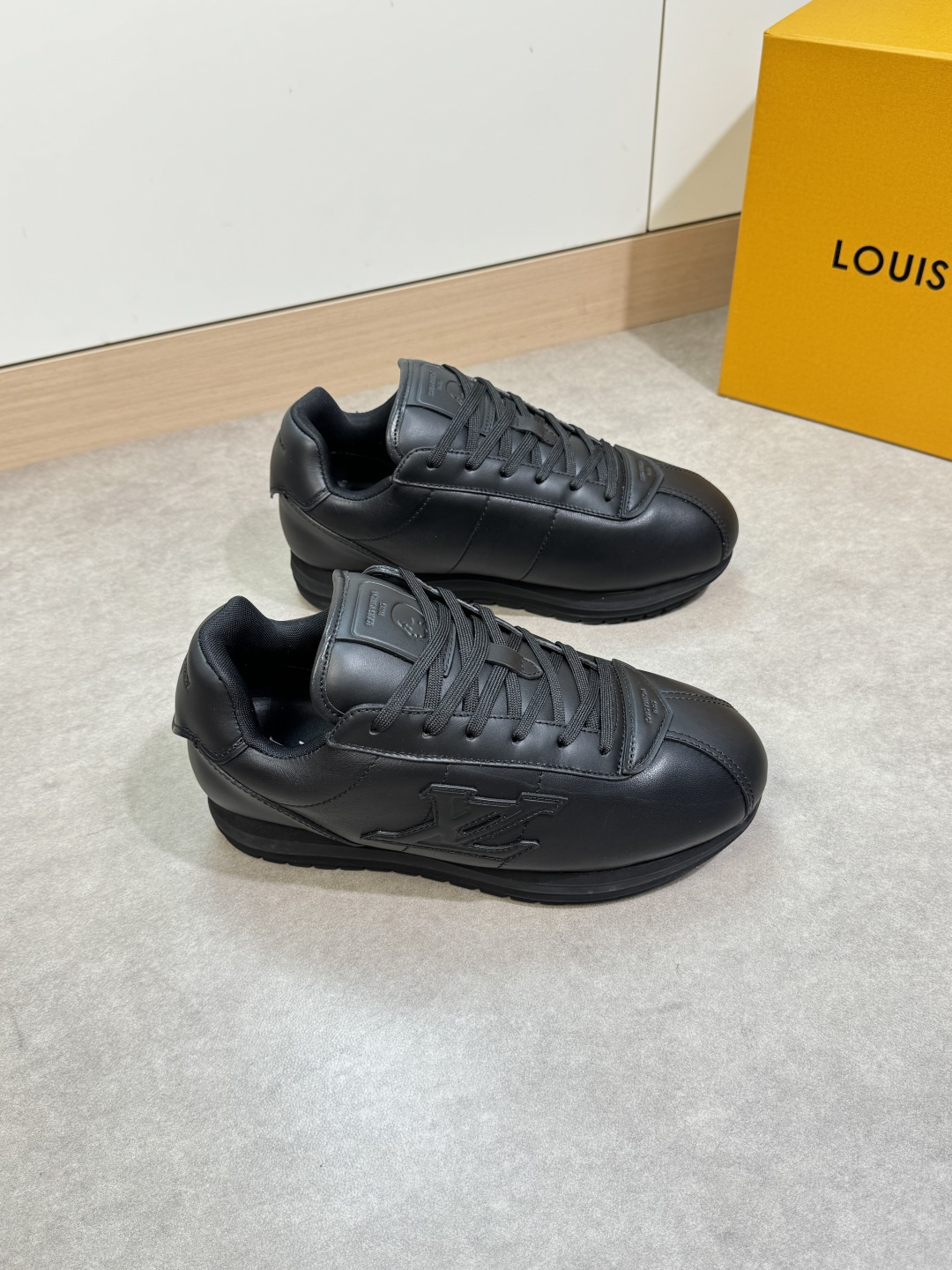 NO:350910,【Louis Vuitton】Louis Vuitton - High-end quality Original single couple casual sneakers - Upper imported Napa calfskin. 3D color printing brand totem, shoe body sewing brand module, toe shoe, tongue, heel; air compressor brand logo - inner lining brand canvas - outsole ultra-light original TPU foam; molded outsole - ultra-high quality control · fine workmanship highlight (high-end · noble · grade) -Size Men and women's same style 35-44 (women 35, men 45, can be customized)·L0663,,louis vuitton,louis vuitton,sneakers,cowhide19860909【Louis Vuitton】路易威登 -高端品质 原单·情侣装休闲运动鞋 -鞋面进口纳帕小牛皮.3D彩印品牌图腾、鞋身车缝品牌模块、鞋头.鞋舌.后跟；空压品牌logo -内里品牌帆布 -大底超轻原版TPU发泡；成型大底 -超高品控·做工精细凸显(高端·贵气·档次) -Size 男女同款35-44（女35,男45,可订做)·L0663,,louis vuitton,louis vuitton,sneakers,cowhide,Men's shoes