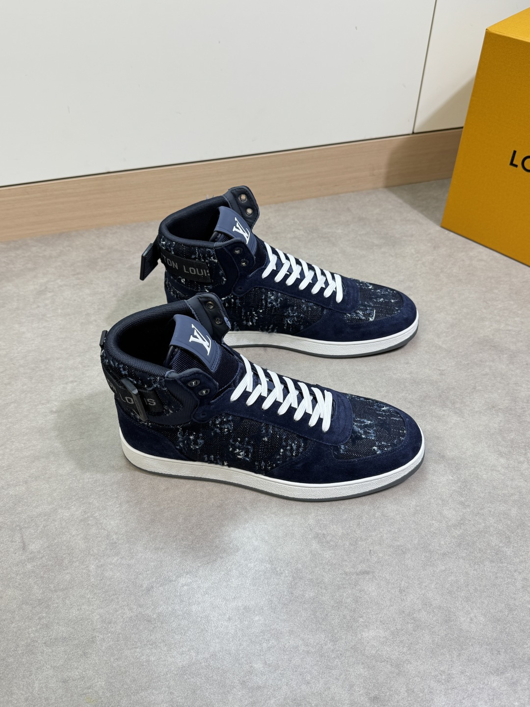 NO:350942,【Louis Vuitton】Louis Vuitton - High-end quality Original single · Casual sports high-top shoes - Imported back-velvet calfskin on the upper, brand totem denim canvas, shoe velcro brand LOGO webbing, shoe tongue. Silk-printed high Zhoubo brand LOGO - Neli brand canvas - Outsole ultra-light TPR rubber; Two-color molded outsole - Ultra-high quality control · Fine workmanship highlight (high-end, noble, grade) -Size 38-44 (45, custom made)·L0117,,louis vuitton,louis vuitton,cowhide19860909【Louis Vuitton】路易威登 -高端品质 原单·休闲运动高帮板鞋 -鞋面进口反绒小牛皮、品牌图腾牛仔帆布、鞋口魔术贴品牌LOGO织带、鞋舌.丝印高周波品牌LOGO -内里品牌帆布 -大底超轻TPR橡胶; 双色成型大底 -超高品控·做工精细凸显(高端·贵气·档次) -Size 38-44（45,可订做)·L0117,,louis vuitton,louis vuitton,cowhide,Men's shoes