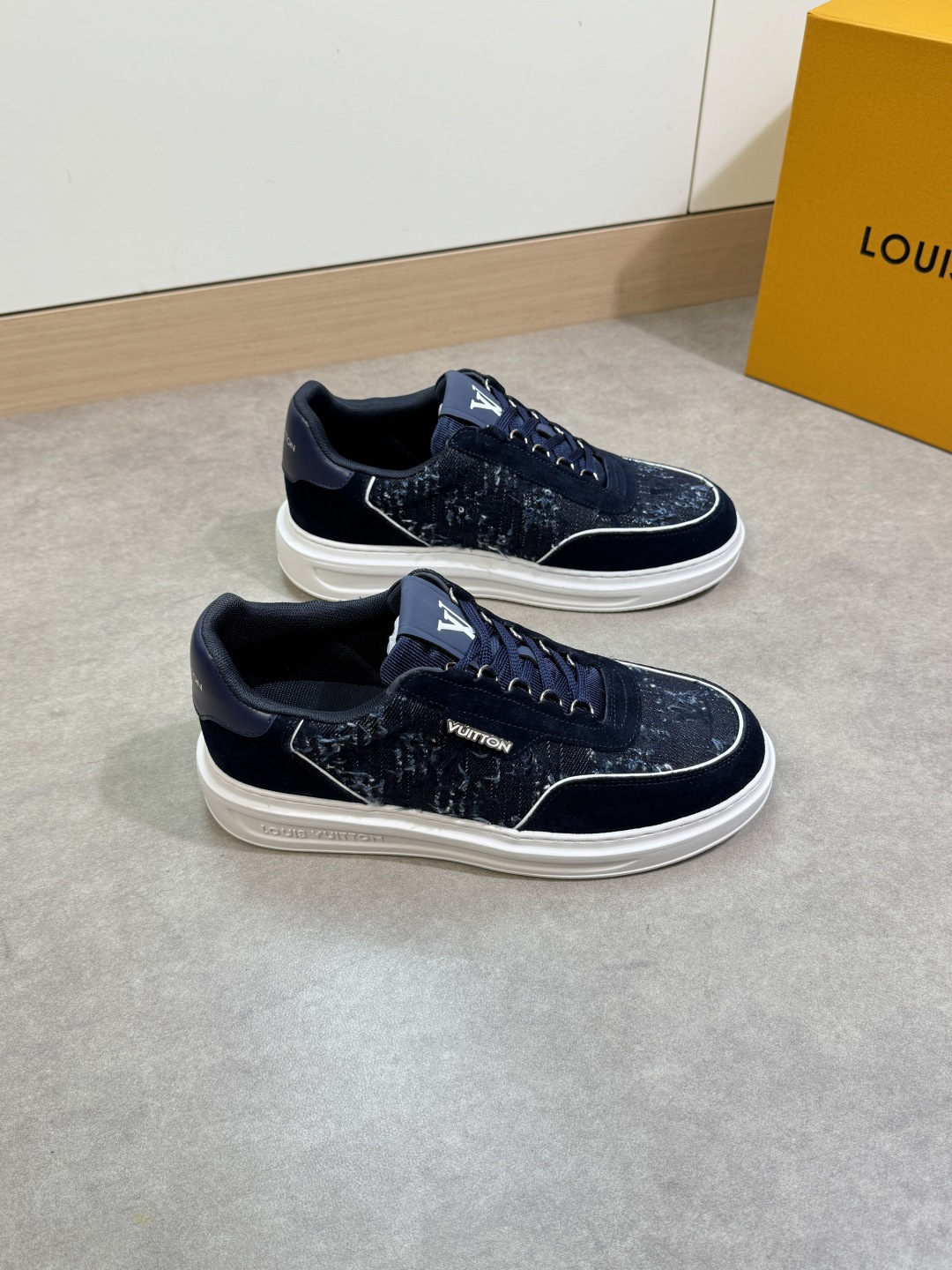 NO:350987,【Louis Vuitton】Louis Vuitton - High-end quality Original single casual sports shoes - Upper Napa calfskin, imported reverse velvet calfskin, brand totem denim canvas, shoe mouth Velcro brand LOGO webbing, shoe body brand metal fastener decoration, tongue. Heel. Silk screen high Zhoubo brand LOGO - Neil brand canvas - Outsole ultra-light TPU foam; molded outsole - Ultra-high quality control · fine workmanship highlight (high-end, noble, grade) - Size 38-44 (45, custom made)·L0117,,louis vuitton,louis vuitton,sneakers,cowhide19860909【Louis Vuitton】路易威登 -高端品质 原单·休闲运动鞋 -鞋面纳帕小牛皮、进口反绒小牛皮、品牌图腾牛仔帆布、鞋口魔术贴品牌LOGO织带、鞋身品牌金属扣件装饰、鞋舌.后跟.丝印高周波品牌LOGO -内里品牌帆布 -大底超轻TPU发泡; 成型大底 -超高品控·做工精细凸显(高端·贵气·档次) -Size 38-44（45,可订做)·L0117,,louis vuitton,louis vuitton,sneakers,cowhide,Men's shoes