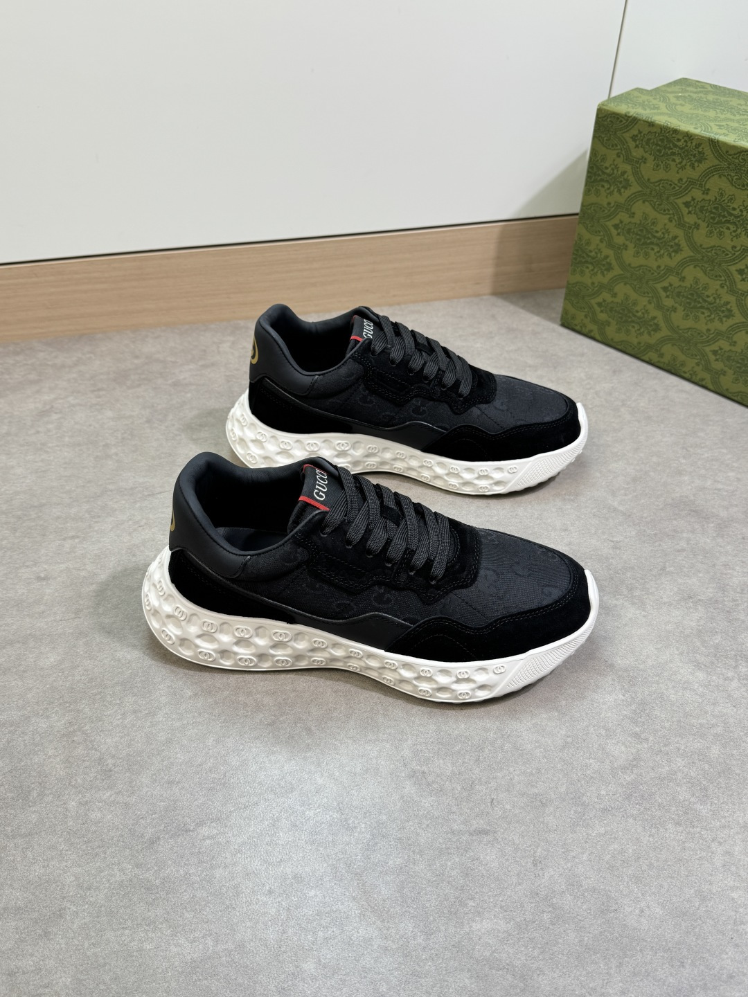 NO:352035,【Gucci】Gucci - High-end quality Original single casual sports shoes - Imported upper Napa calfskin, reverse velvet calfskin, brand totem high mercerized canvas, shoe body air compressor brand LOGO - Inner water dyed cowhide - Outsole ultra-light TPU foaming. Rubber; molded outsole - Ultra-high quality control·fine workmanship highlighted (high-end, noble, grade) -Size 39-44 (38,45, custom made)·G0186,,gucci,gucci,sneakers,cowhide19860909【Gucci】古驰 -高端品质 原单·休闲运动鞋 -鞋面进口纳帕小牛皮、反绒小牛皮、品牌图腾高丝光帆布、鞋身空压品牌LOGO -内里水染牛皮 -大底超轻TPU发泡.橡胶；成型大底 -超高品控·做工精细凸显(高端·贵气·档次) -Size 39-44（38,45,可订做)·G0186,,gucci,gucci,sneakers,cowhide,Men's shoes