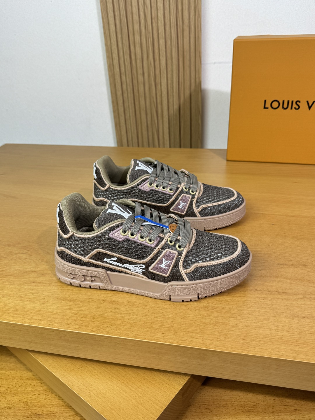 NO:352053,【Louis Vuitton】Louis Vuitton - High-end quality Original single casual sports shoes - Upper brand hollow flirting (knitting) craftsmanship, shoe body embroidery brand LOGO, shoe body. Shoe tongue brand plastic logo module - Neili net canvas - outsole ultralight TPR·rubber; multi-color molded outsole - ultra high quality control·fine workmanship highlighting (high-end, noble, grade) - Size Men and women's same style 35-44 (45, custom made),,louis vuitton,louis vuitton,sneakers19860909【Louis Vuitton】路易威登 -高端品质 原单·休闲运动鞋 -鞋面品牌镂空飞织(针织)工艺、鞋身刺绣品牌LOGO、鞋身.鞋舌品牌塑胶logo模块 -内里网帆布匹 -大底超轻TPR·橡胶；多色成型大底 -超高品控·做工精细凸显(高端·贵气·档次) -Size 男女同款35-44（45,可订做),,louis vuitton,louis vuitton,sneakers,Men's shoes