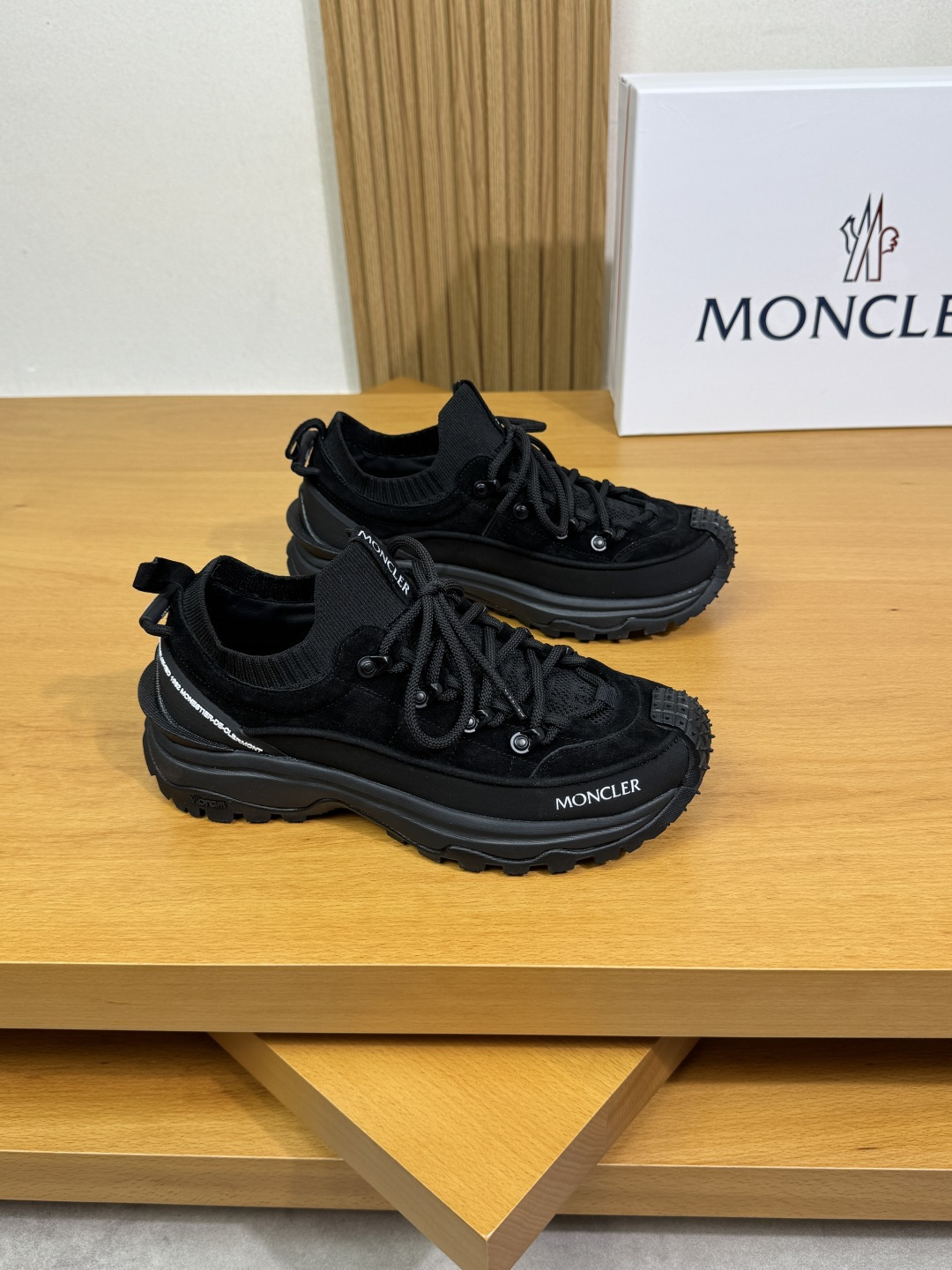 NO:352075,【MONCLER】Mongkelai (blind) - High-end quality Original single · Casual sports shoes - Upper; Napa calfskin. Car piping craftsmanship, brand metal hiking buckles, brand totem fly knit (knitted) cloth, tongue. Toe boot. Silk-printed high Zhoubo brand LOGO - Inner water dye cowhide, foot pad; Brand canvas - Outsole ultra-light TPU foaming. Rubber; Two-color molded sole - Ultra-high quality control · Fine workmanship highlighting (high-end, noble, grade) -Size 39-44 (38, 45, custom made) ·MC03858,, Moncler, Moncler, sneakers, cowhide19860909【MONCLER】盟可睐(蒙口) -高端品质 原单·休闲运动鞋 -鞋面；纳帕小牛皮.车滚边工艺、品牌金属登山扣扣件、品牌图腾飞织(针织)布匹、鞋舌.鞋头.丝印高周波品牌LOGO -内里水染牛皮,垫脚；品牌帆布 -大底超轻TPU发泡.橡胶; 双色成型大底 -超高品控·做工精细凸显 (高端·贵气·档次) -Size 39-44（38,45,可订做)·MC03858,,Moncler,Moncler,sneakers,cowhide,Men's shoes