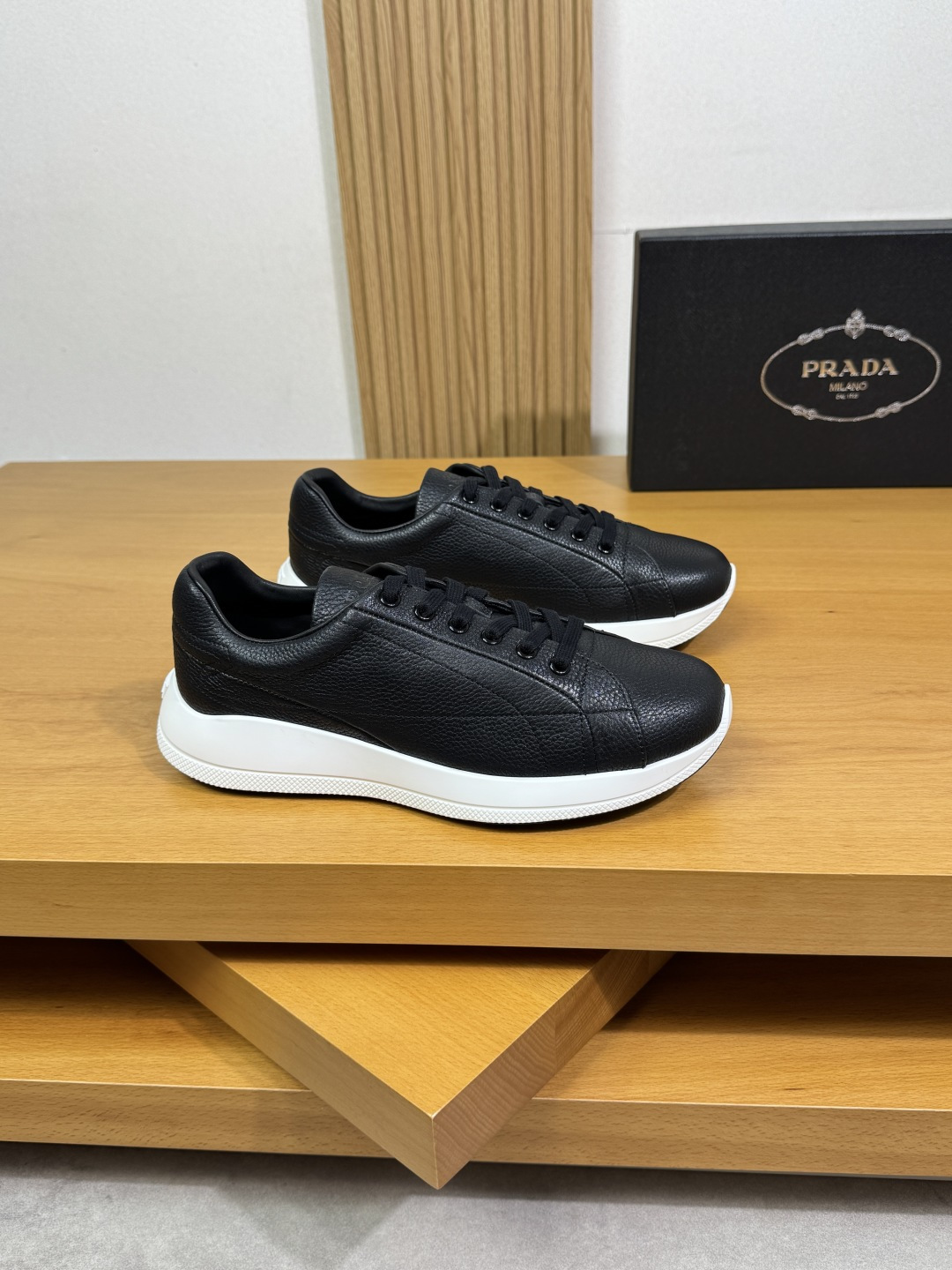NO:352101,【PRADA】Prada - High-end quality Original single casual sports shoes - Imported upper smacking calfskin, shoe body stitching process, shoe tongue. Air compressor brand LOGO - Inner water dye cowhide - Outsole ultra-light TPU foaming·rubber; multi-color molding outsole - Ultra-high quality control·fine workmanship highlighting (high-end, noble, grade) -Size 38-44 (45, custom made)·PD1579,,prada,prada,sneakers,cowhide19860909【PRADA】普拉达 -高端品质 原单·休闲运动鞋 -鞋面进口摔纹小牛皮、鞋身内合车缝线工艺、鞋舌.空压品牌LOGO -内里水染牛皮 -大底超轻TPU发泡·橡胶；多色成型大底 -超高品控·做工精细凸显(高端·贵气·档次) -Size 38-44（45,可订做)·PD1579,,prada,prada,sneakers,cowhide,Men's shoes