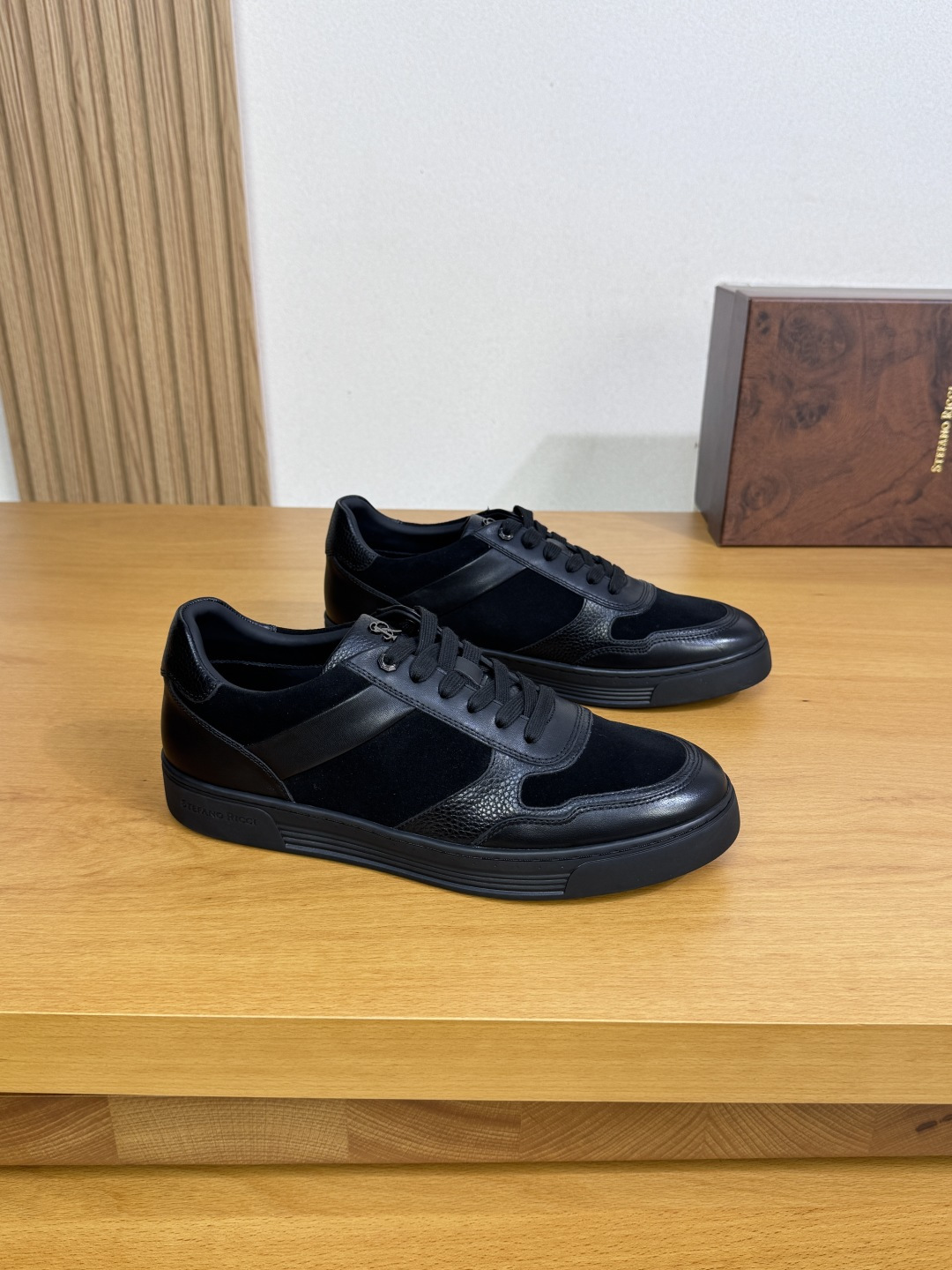 NO:352122,【Stefano Ricci】Stefano Rao Nich - High-end quality Original single casual sneakers - Imported Napa calfskin, wrecked calfskin, high mercerized reverse velvet cowhide, shoe tongue brand logo metal fastener - Inner water dyed cowhide - Outsole ultralight TPR rubber; molded outsole - Ultra-high quality control, fine workmanship highlighted (high-end, noble, grade) -Size 39-44 (38,45, custom made),,sneakers,cowhide19860909【Stefano Ricci】史蒂芬劳·尼治 -高端品质 原单·休闲运动鞋 -鞋面进口纳帕小牛皮、摔纹小牛皮、高丝光反绒牛皮、鞋舌品牌logo金属扣件 -内里水染牛皮 -大底超轻TPR橡胶；成型大底 -超高品控·做工精细凸显(高端·贵气·档次) -Size 39-44（38,45,可订做),,sneakers,cowhide,Men's shoes