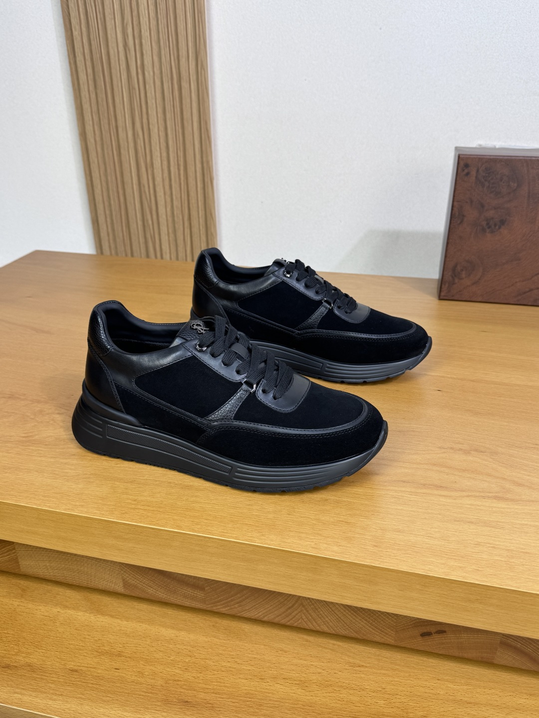 NO:352137,【Stefano Ricci】Stefano Rao Nich - High-end quality Original single casual sneakers - Imported upper Napa calfskin, swaggered calfskin, high mercerized reverse velvet cowhide, shoe tongue brand logo metal fastener - Inner water dyed cowhide - Outsole ultralight TPU foaming·rubber; Two-color molded sole - Ultra-high quality control·fine workmanship highlighted (high-end, noble, grade) -Size 39-44 (38,45, custom made),,sneakers,cowhide19860909【Stefano Ricci】史蒂芬劳·尼治 -高端品质 原单·休闲运动鞋 -鞋面进口纳帕小牛皮、摔纹小牛皮、高丝光反绒牛皮、鞋舌品牌logo金属扣件 -内里水染牛皮 -大底超轻TPU发泡·橡胶；双色成型大底 -超高品控·做工精细凸显(高端·贵气·档次) -Size 39-44（38,45,可订做),,sneakers,cowhide,Men's shoes