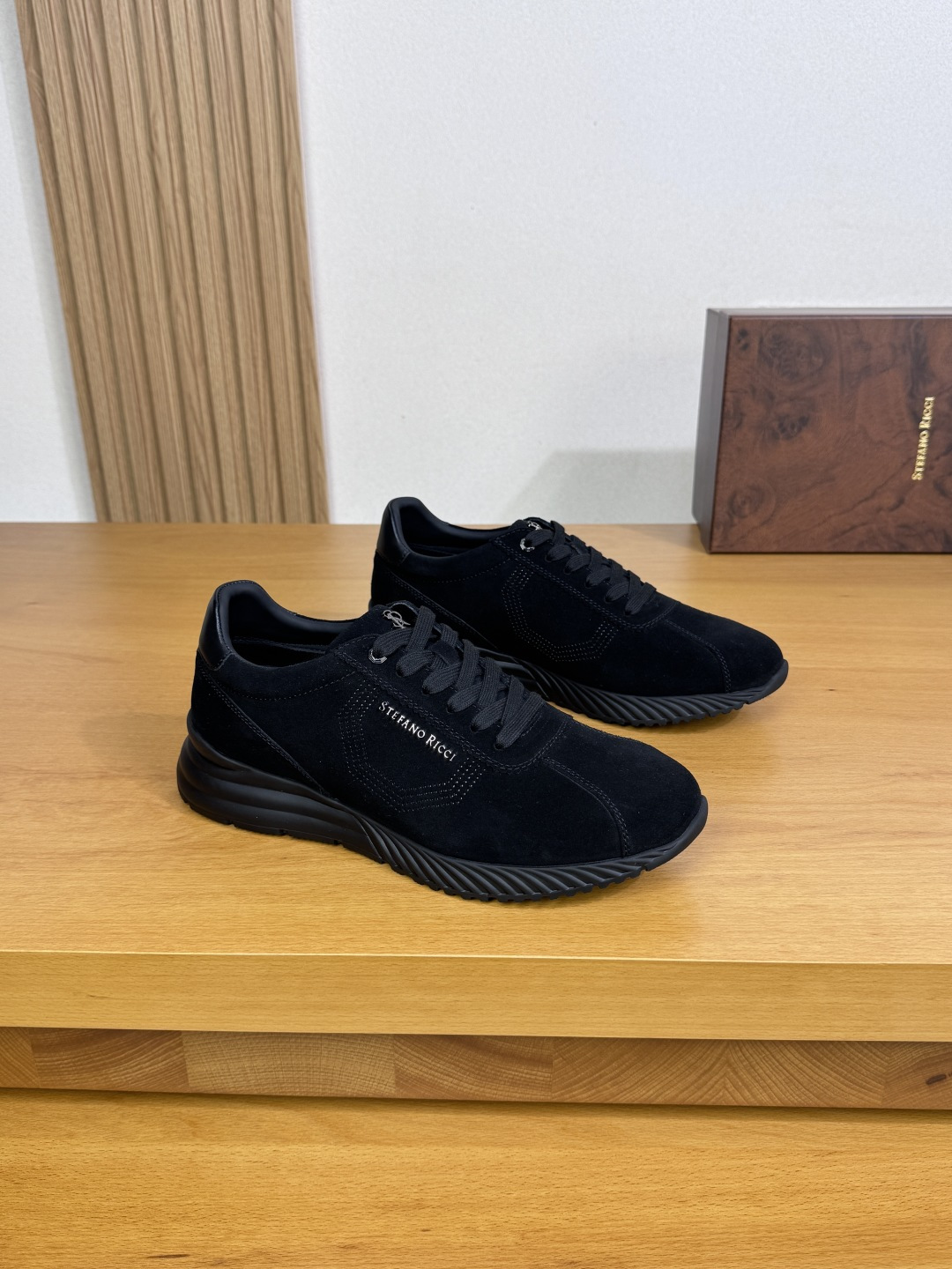 NO:352152,【Stefano Ricci】Stefano Rao Nich - High-end quality Original single casual sneakers - Imported upper Napa calfskin, high mercerized reverse velvet calfskin, shoe body, tongue. Brand logo metal fastener - Inner water dyed cowhide - Outsole ultra-light TPU foaming·rubber; Two-color molded outsole - Ultra-high quality control·fine workmanship highlighted (high-end, noble, grade) -Size 39-44 (38, 45, custom made),, sneakers, cowhide19860909【Stefano Ricci】史蒂芬劳·尼治 -高端品质 原单·休闲运动鞋 -鞋面进口纳帕小牛皮、高丝光反绒小牛皮、鞋身.鞋舌.品牌logo金属扣件 -内里水染牛皮 -大底超轻TPU发泡·橡胶；双色成型大底 -超高品控·做工精细凸显(高端·贵气·档次) -Size 39-44（38,45,可订做),,sneakers,cowhide,Men's shoes
