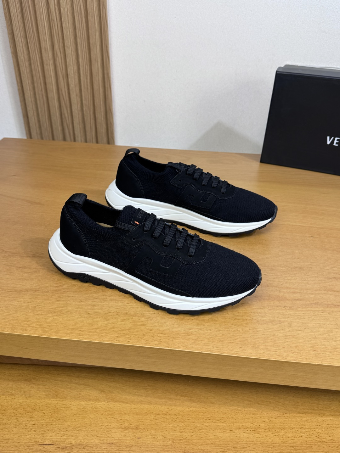 NO:352991,【VERSACE】Vasaqi (Versace) - High-end quality Original single casual sneakers - Imported matte calfskin on the upper, brand fly knitted (knitted) cloth, shoe tongue. Air compressor brand LOGO, heel brand webbing - Inner water dyed cowhide - Outsole ultra-light TPU foaming· Rubber two-color molded outsole - Ultra-high quality control· Fine workmanship highlighting (high-end, noble, grade) -Size 39-44 (38, 45, 46, custom made)·VS014,,versace,versace,sneakers,cowhide19860909【VERSACE】瓦萨琪 (范思哲) -高端品质 原单·休闲运动鞋 -鞋面进口磨砂小牛皮、品牌飞织(针织)布匹、鞋舌.空压品牌LOGO、后跟品牌织带 -内里水染牛皮 -大底超轻TPU发泡·橡胶双色成型大底 -超高品控·做工精细凸显(高端·贵气·档次) -Size 39-44（38,45,46,可订做)·VS014,,versace,versace,versace,sneakers,cowhide,Men's shoes