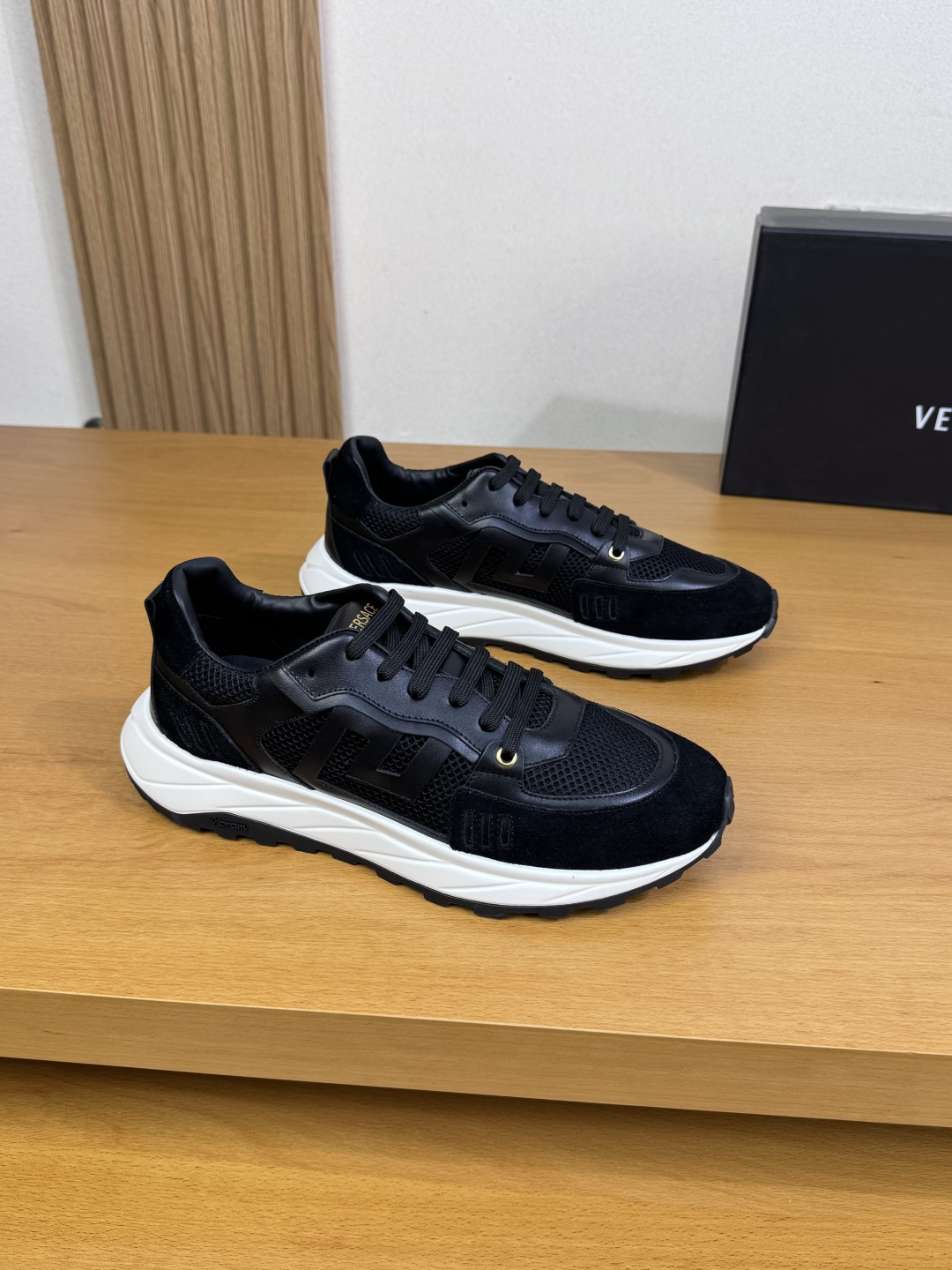 NO:353010,【VERSACE】Vasaqi (Versace) - High-end quality Original single casual sports shoes - Imported upper Napa calfskin, reverse velvet calfskin, brand high mercerized hollow mesh cloth, shoe tongue. Silk printing brand LOGO - Inner water dyed cowhide - Outsole ultra-light TPU foaming· Rubber two-color molded outsole - Ultra-high quality control· Fine workmanship highlighting (high-end, noble, grade) -Size 39-44 (38, 45, 46, custom made)·VS014,,versace,versace,versace,sneakers,cowhide19860909【VERSACE】瓦萨琪 (范思哲) -高端品质 原单·休闲运动鞋 -鞋面进口纳帕小牛皮、反绒小牛皮、品牌高丝光镂空网布布匹、鞋舌.丝印品牌LOGO -内里水染牛皮 -大底超轻TPU发泡·橡胶双色成型大底 -超高品控·做工精细凸显(高端·贵气·档次) -Size 39-44（38,45,46,可订做)·VS014,,versace,versace,versace,sneakers,cowhide,Men's shoes