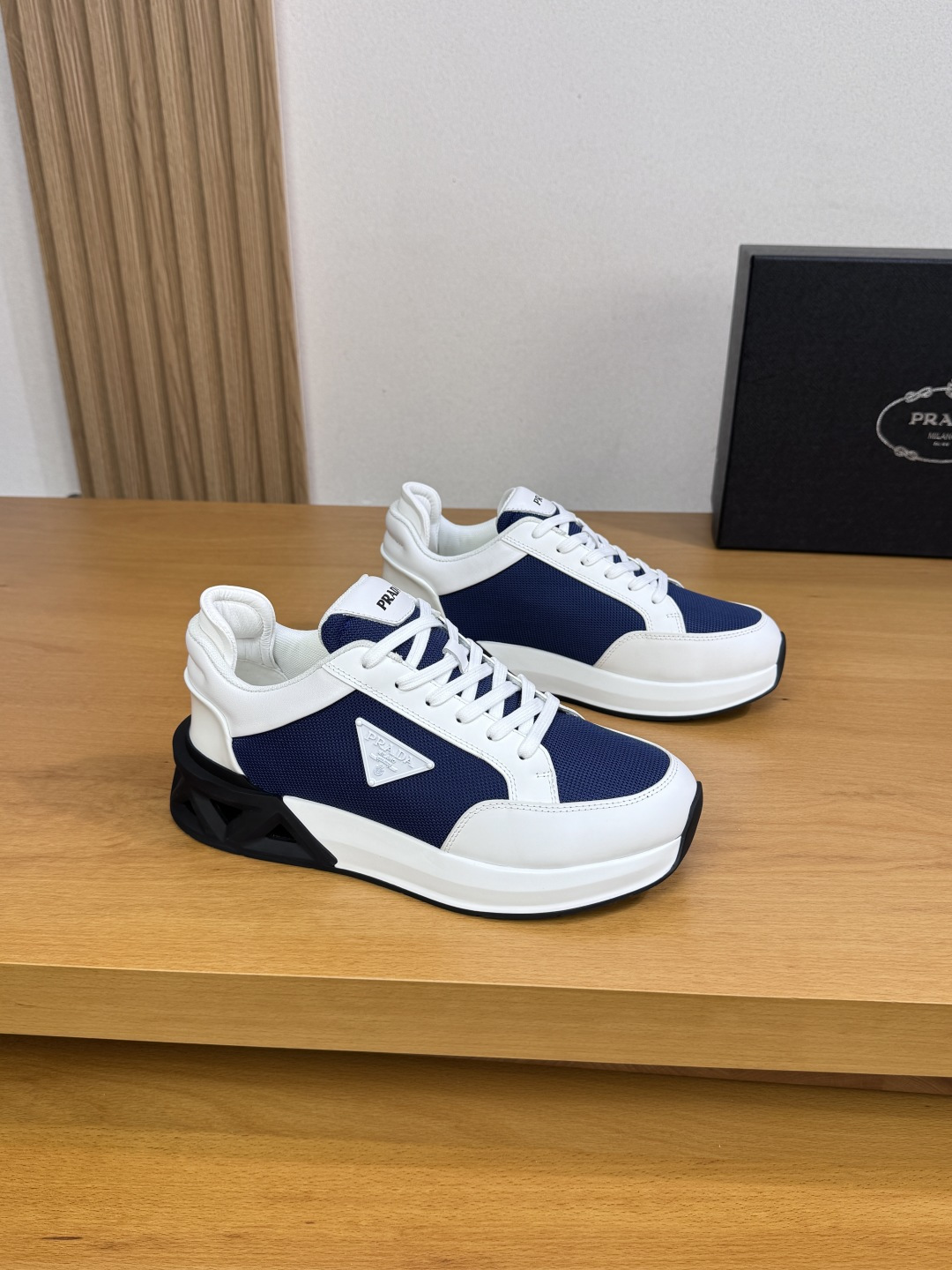 NO:353027,【PRADA】Prada - High-end quality Original single casual sports shoes - Upper Napa calfskin, brand high mercerized canvas, shoe body brand metal fastener, shoe tongue silk screen brand LOGO - Neili net canvas cloth, foot pad; water dye cowhide - Ultra-light TPU foaming·rubber; dual-color molded sole - Ultra-high quality control·fine workmanship highlighting (high-end·noble·grade) -Size 39-44 (38,45, custom made)·PAD0126,,prada,prada,sneakers,cowhide19860909【PRADA】普拉达 -高端品质 原单·休闲运动鞋 -鞋面纳帕小牛皮、品牌高丝光帆布、鞋身品牌金属扣件、鞋舌丝印品牌LOGO -内里网帆布布匹,垫脚；水染牛皮 -大底超轻TPU发泡·橡胶；双色成型大底 -超高品控·做工精细凸显(高端·贵气·档次) -Size 39-44（38,45,可订做)·PAD0126,,prada,prada,sneakers,cowhide,Men's shoes