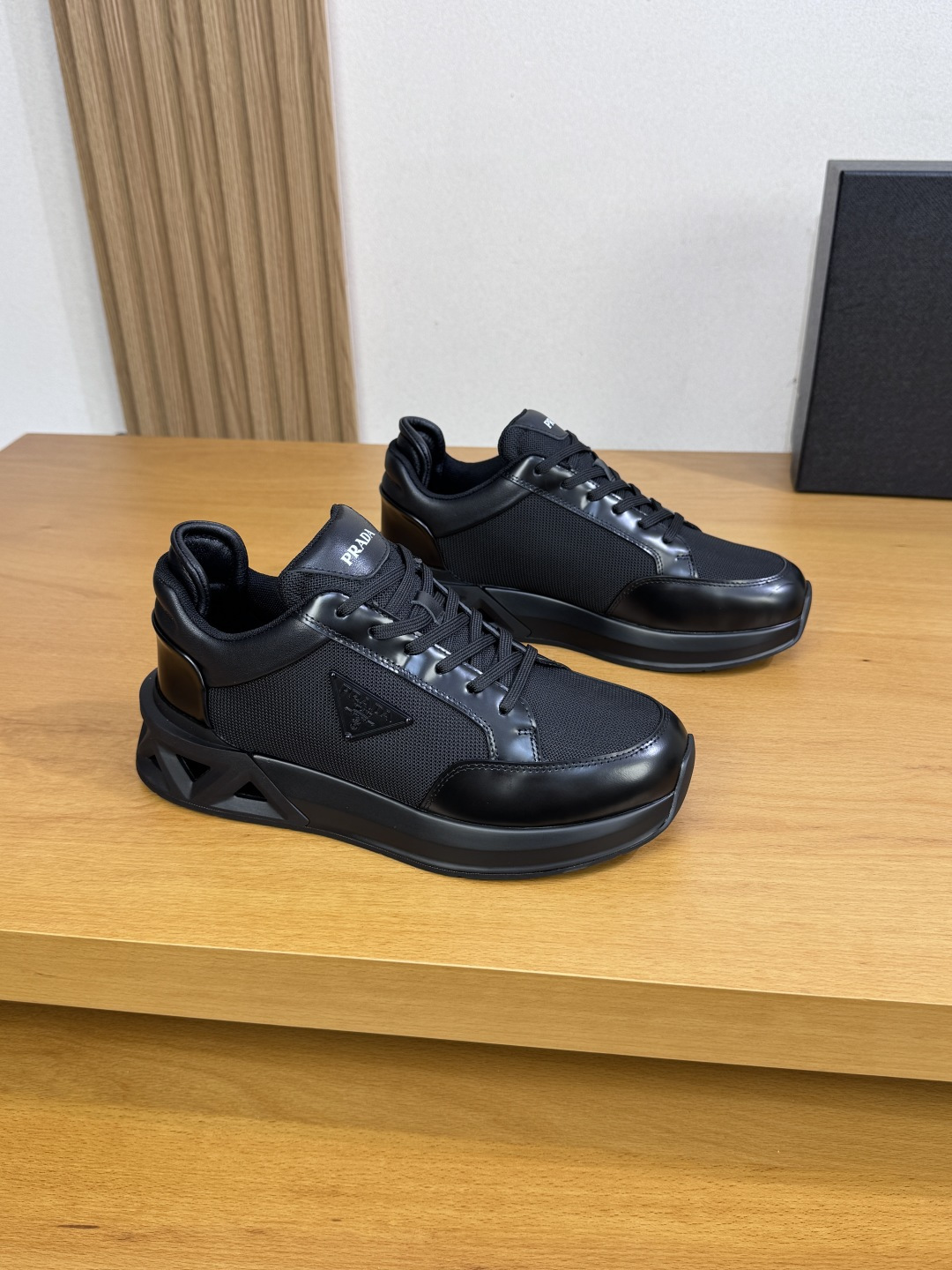 NO:353039,【PRADA】Prada - High-end quality Original single casual sports shoes - Upper Napa calfskin, reverse velvet calfskin, brand high mercerized canvas, shoe body brand metal fastener, shoe tongue silk screen brand LOGO - Neli net canvas cloth, foot pad; water dye cowhide - Ultra-light TPU foaming·rubber; two-color molded sole - Ultra-high quality control·fine workmanship highlighting (high-end·noble·grade) -Size 39-44 (38,45, custom made)·PAD0126,,prada,prada,sneakers,cowhide19860909【PRADA】普拉达 -高端品质 原单·休闲运动鞋 -鞋面纳帕小牛皮、反绒小牛皮、品牌高丝光帆布、鞋身品牌金属扣件、鞋舌丝印品牌LOGO -内里网帆布布匹,垫脚；水染牛皮 -大底超轻TPU发泡·橡胶；双色成型大底 -超高品控·做工精细凸显(高端·贵气·档次) -Size 39-44（38,45,可订做)·PAD0126,,prada,prada,sneakers,cowhide,Men's shoes