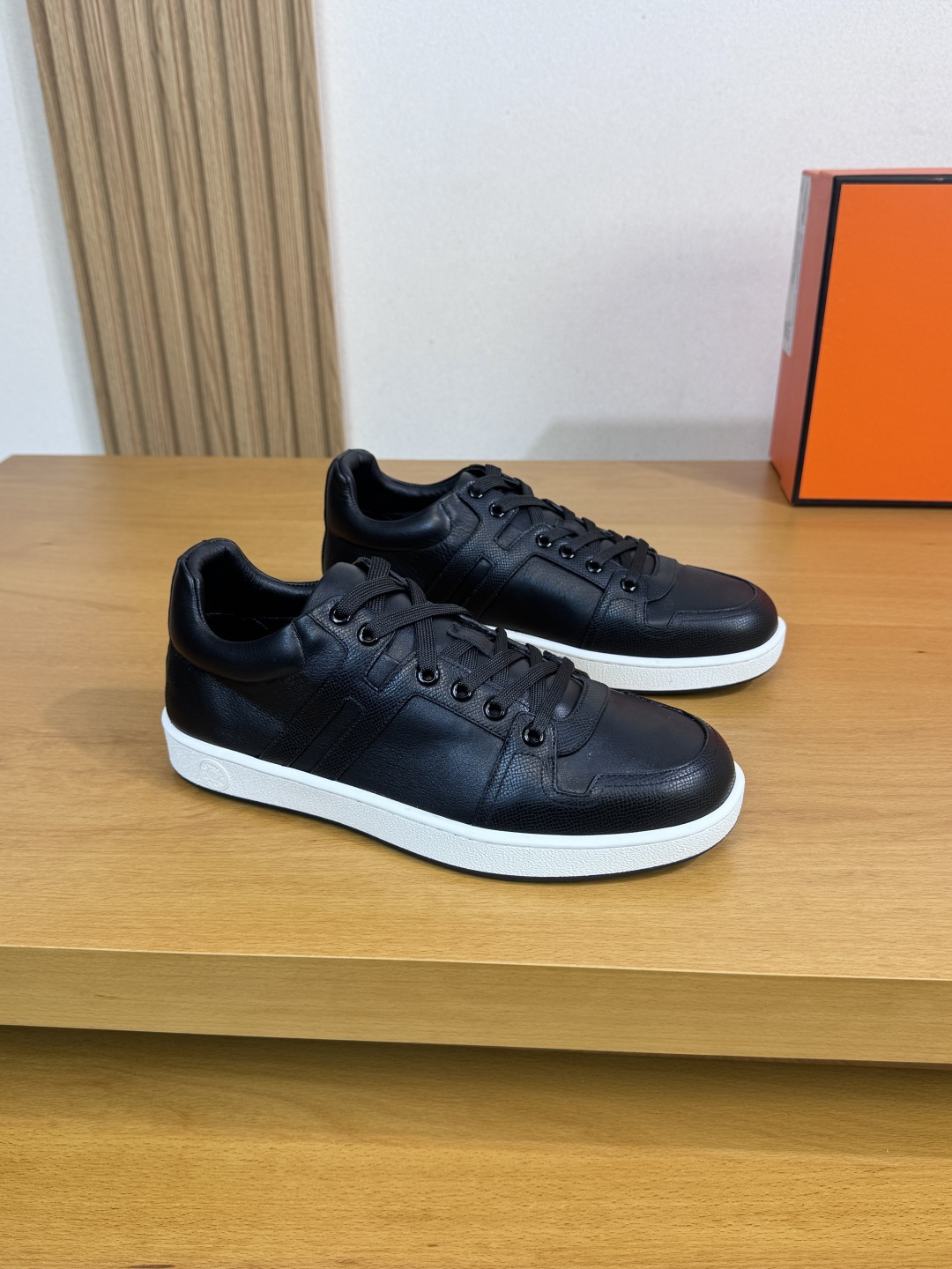 NO:353080,【HERMES】HERMES - High-end quality Original single · Casual sports shoes - Upper Napa calfskin, palm print cowhide, shoe body sewing 'H' totem - Inner water dyed cowhide - Outsole ultralight TPR· Rubber two-color molded outsole - Ultra-high quality control· Fine workmanship highlighted (high-end, noble, grade) -Size 38-44 (45,46,47, custom made)·H0183,,hermes,hermes,cowhide19860909【 HERMES】爱马仕 -高端品质 原单·休闲运动板鞋 -鞋面纳帕小牛皮、手掌纹牛皮、鞋身车缝'H'图腾 -内里水染牛皮 -大底超轻TPR·橡胶双色成型大底 -超高品控·做工精细凸显(高端·贵气·档次) -Size 38-44（45,46,47,可订做)·H0183,,hermes,hermes,cowhide,Men's shoes